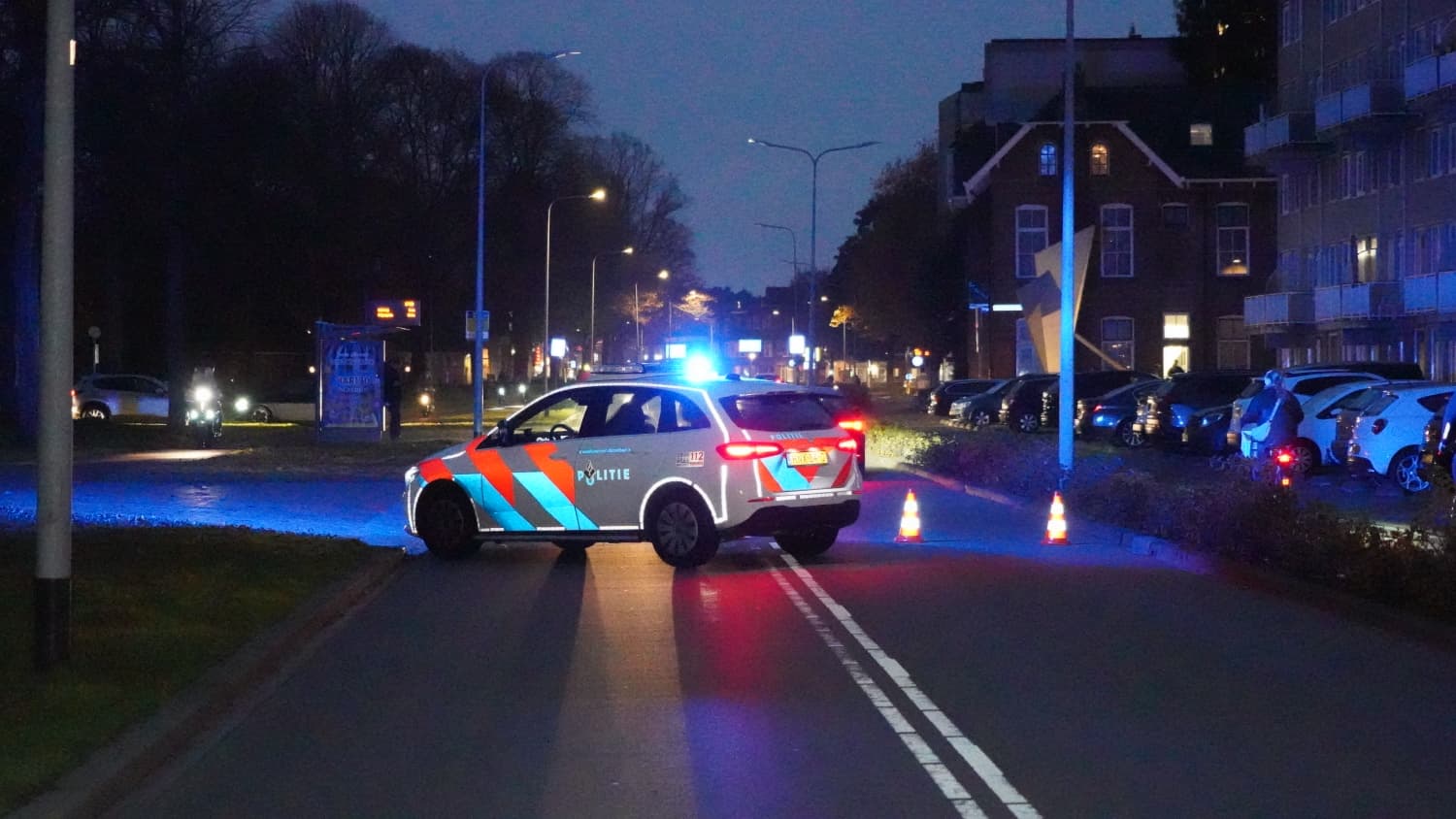 Voetganger met spoed naar ziekenhuis na aanrijding op Damsterdiep