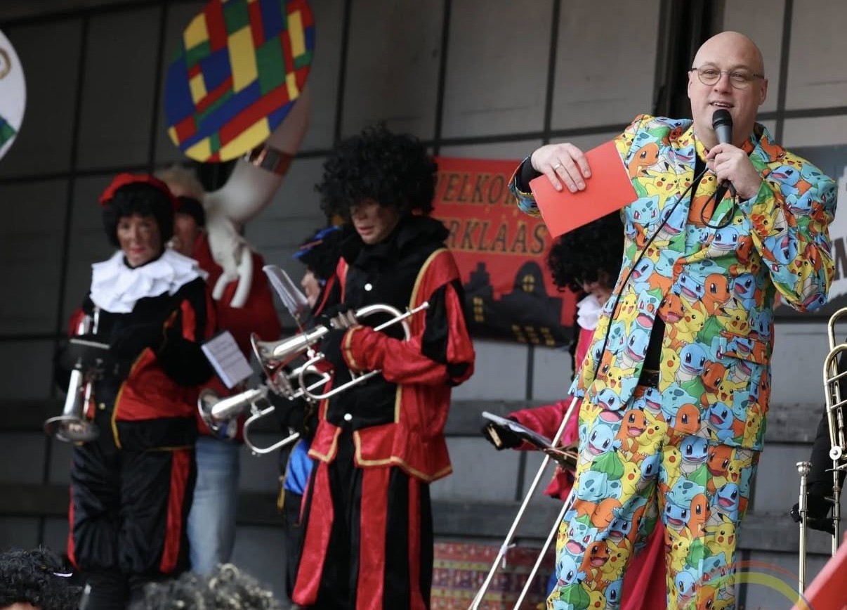 Hinry stopt na jaren als presentator Sinterklaasintocht Ten Boer: “Dat gek doen, dat vind ik geweldi