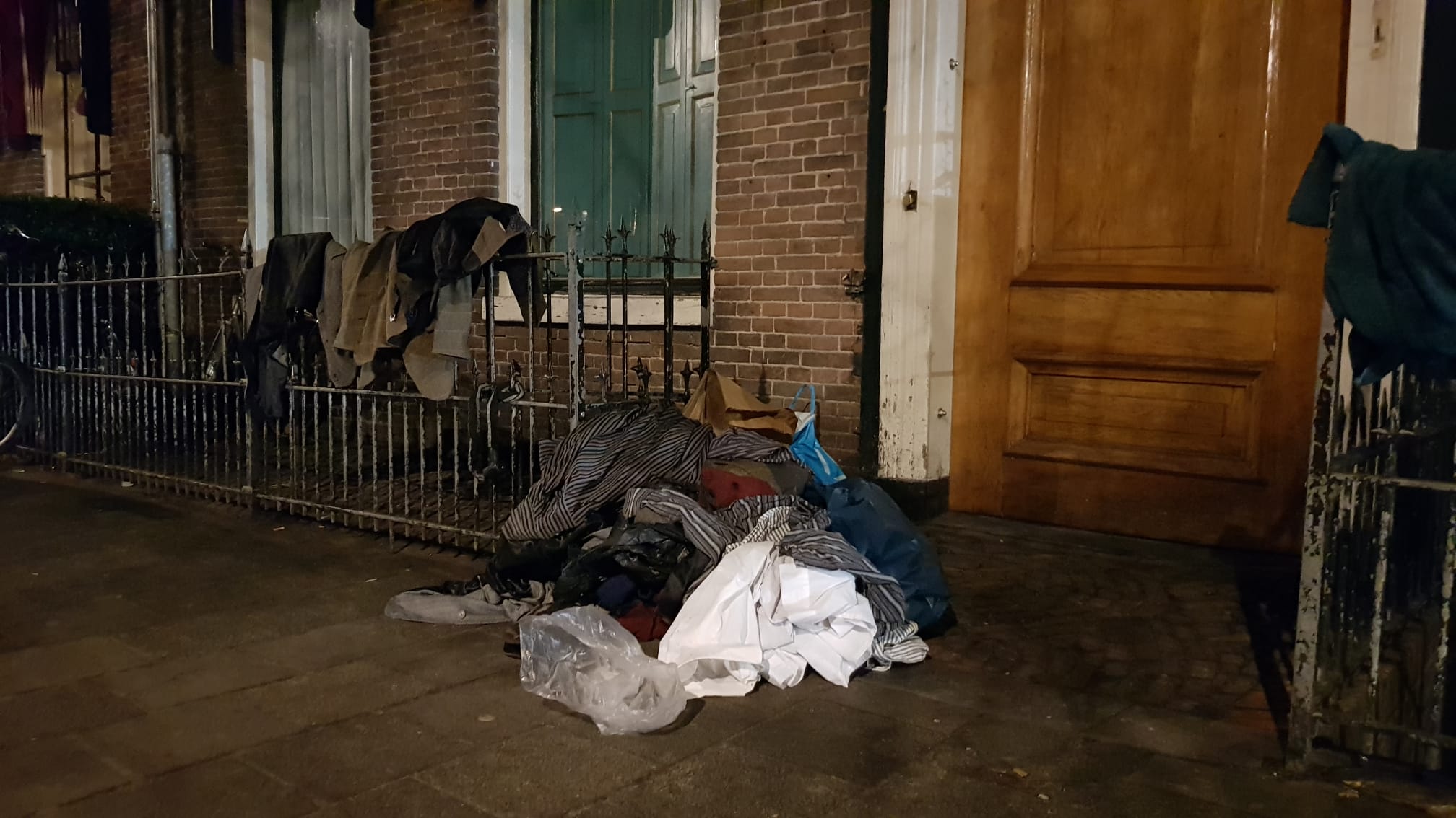 Boze bezoeker gooit ramen aan diggelen en smijt met meubels in dak- en thuislozenopvang Spilsluizen