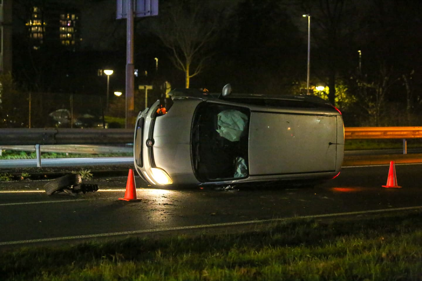 Auto belandt op zijkant door ongeluk op noordelijke ring