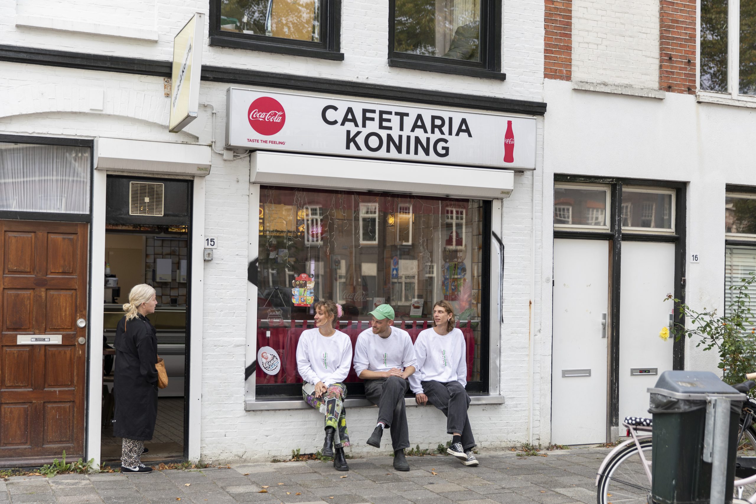 Kunst tussen de friet en de eierbal: Cafetaria Koning als tijdelijke galerie