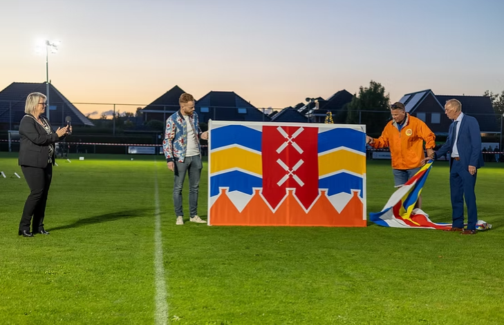 Ten Boer reikt dorpsvlaggen uit: “We krijgen hele leuke reacties”