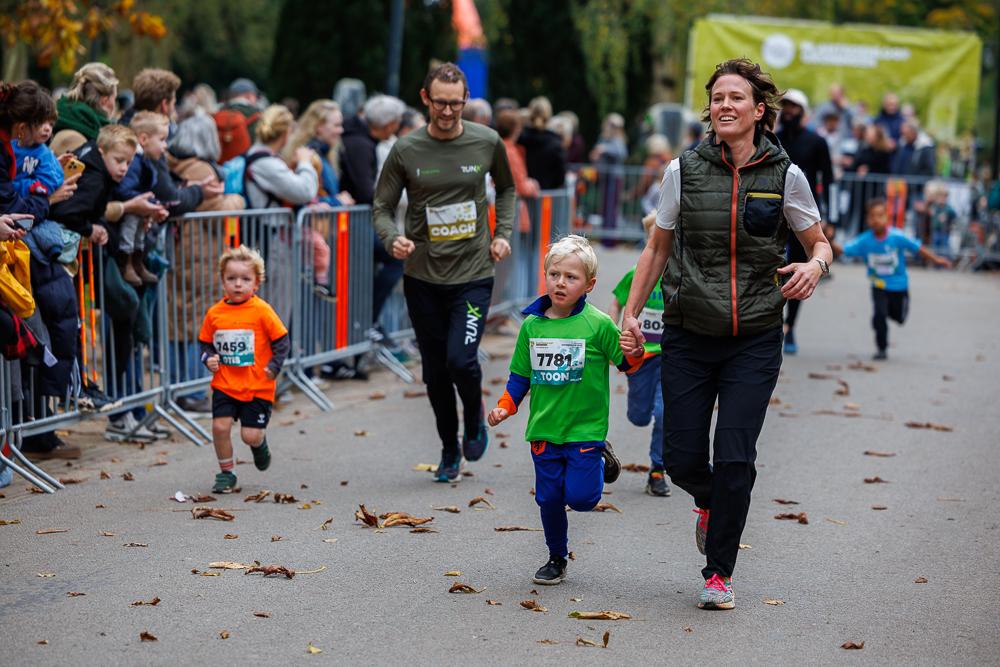 Recordaantal deelnemers voor Plantsoenloop: “Kinderen hebben geen last van regen en blubber” (foto’s