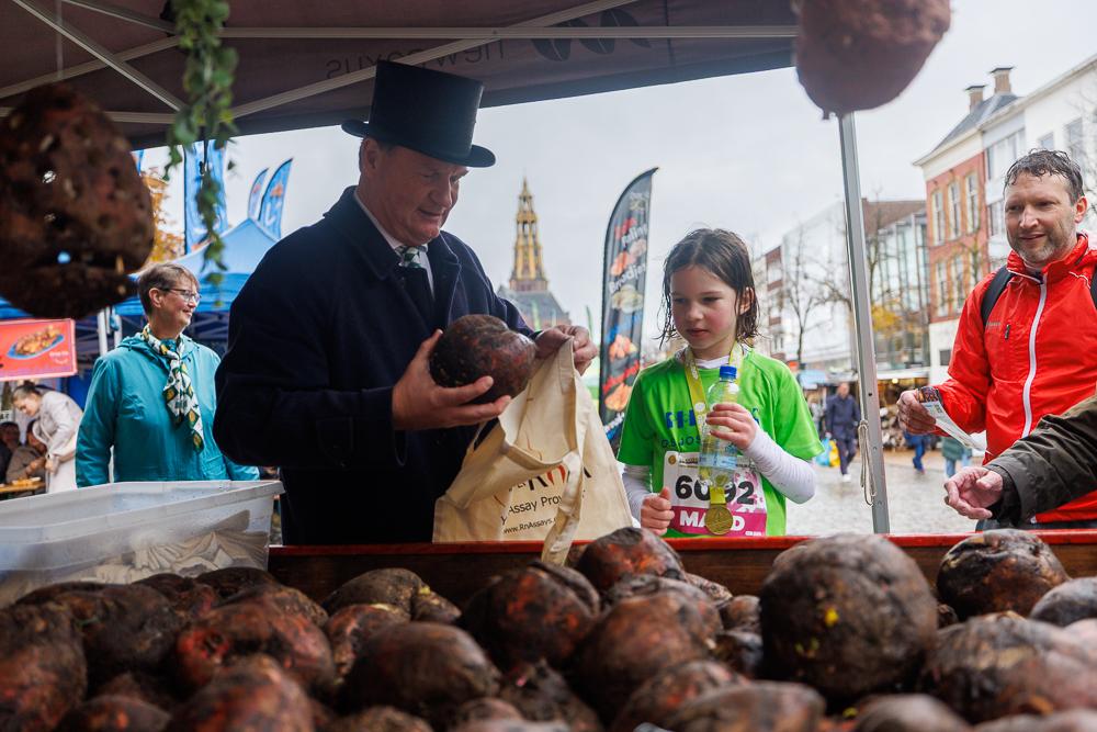 Regen mag uitdelen voederbieten op Vismarkt niet deren: “Nieuw bietenras maakt uithollen voor Sint M