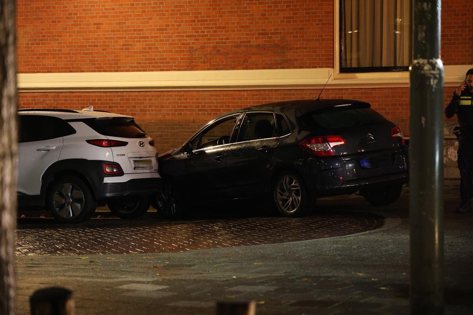 Opnieuw botst een automobilist op een geparkeerde auto in Schildersbuurt