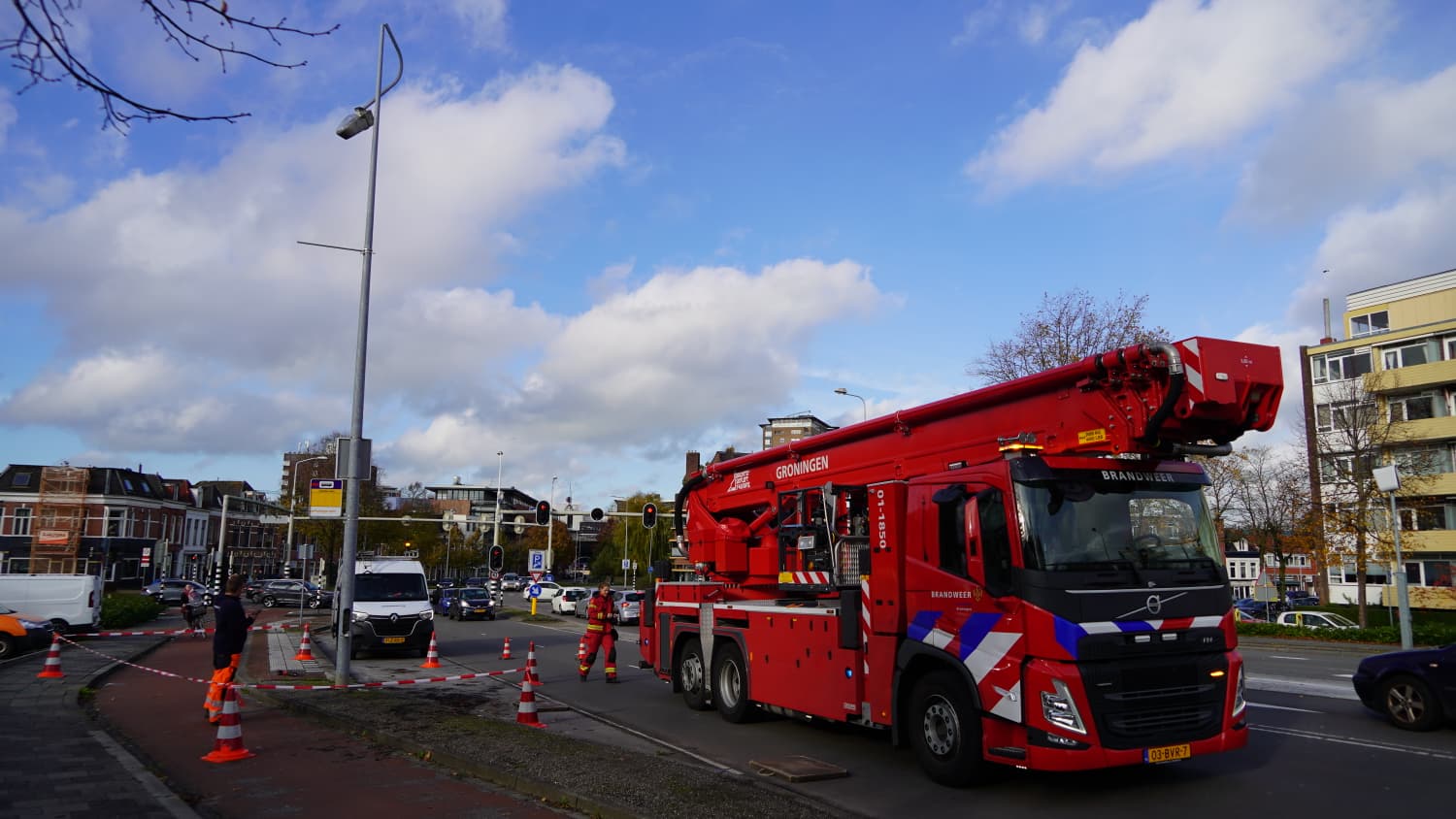 Brandweer verwijdert loshangende lantaarnpaal op Europaweg