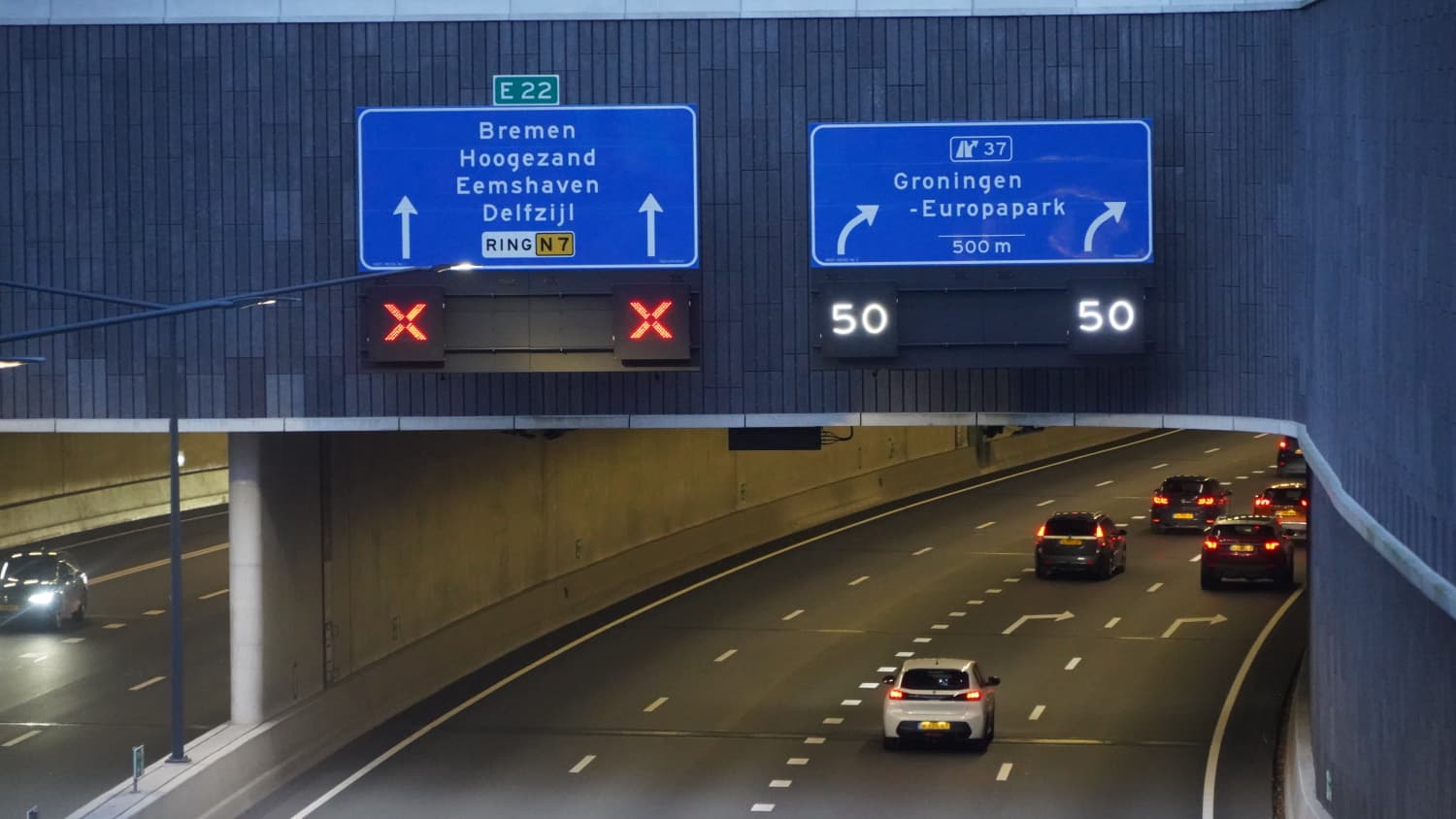 Kop-staartbotsing op zuidelijke ringweg: twee rijstroken dicht in verdiepte ligging