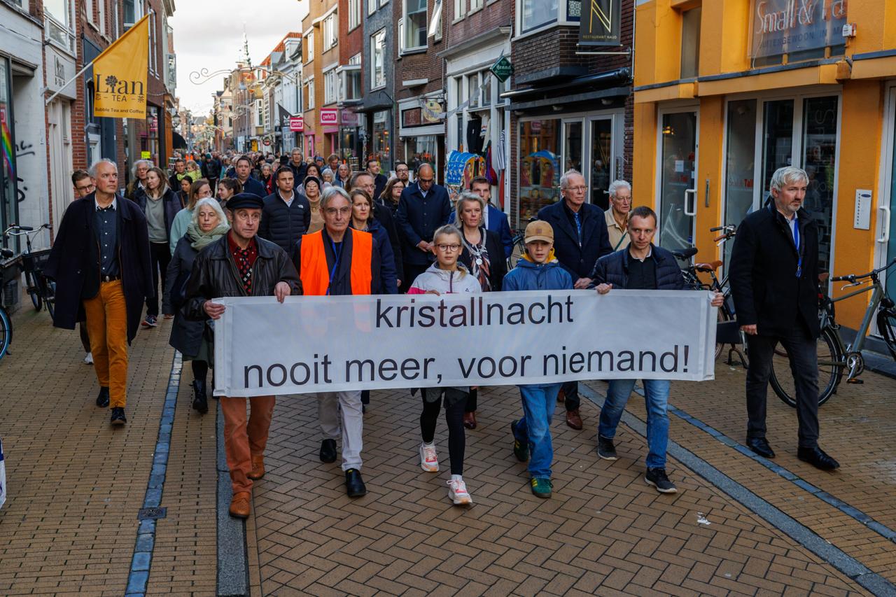 Kristallnacht herdacht met stille tocht: “Wat liever voor elkaar zijn” (foto’s)