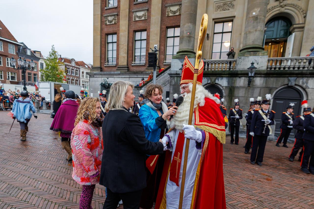 Sinterklaasintocht in Stad trekt veel bezoekers (foto’s)