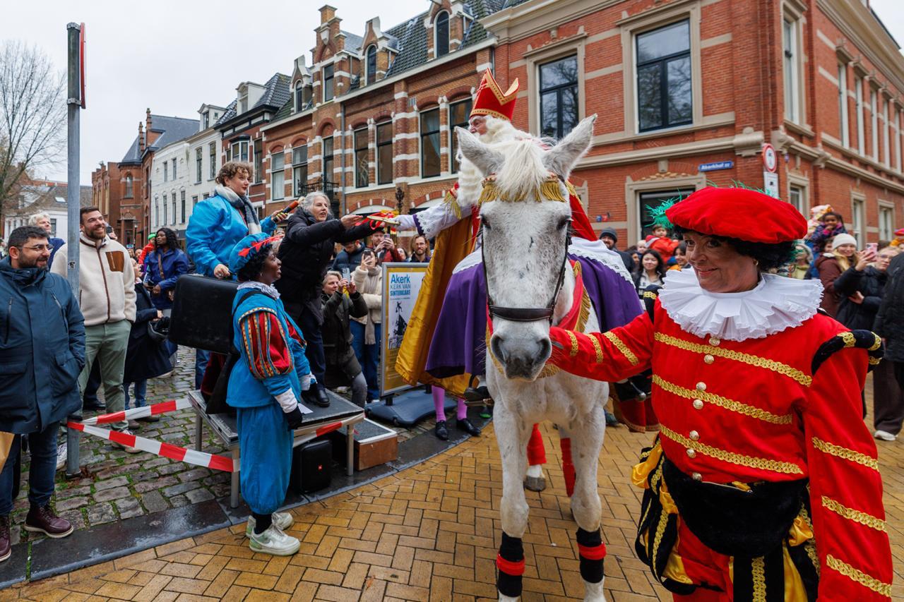 Sinterklaas ontvangt sleutel van werkkamer in Akerk: “Iedereen mag dit jaar een kijkje nemen”