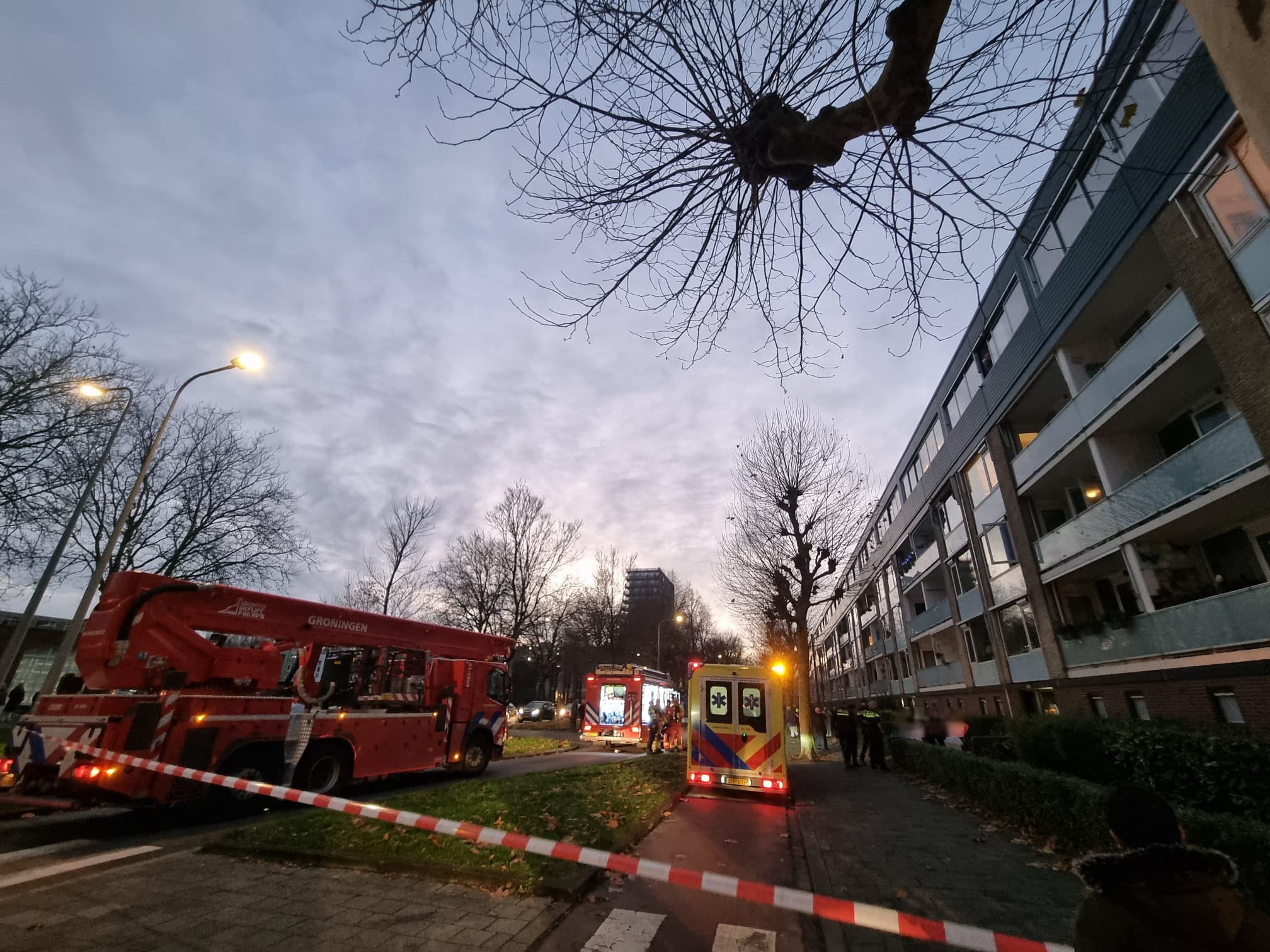 Brand in portiekflat Vinkhuizen snel onder controle, persoon uit woning gered
