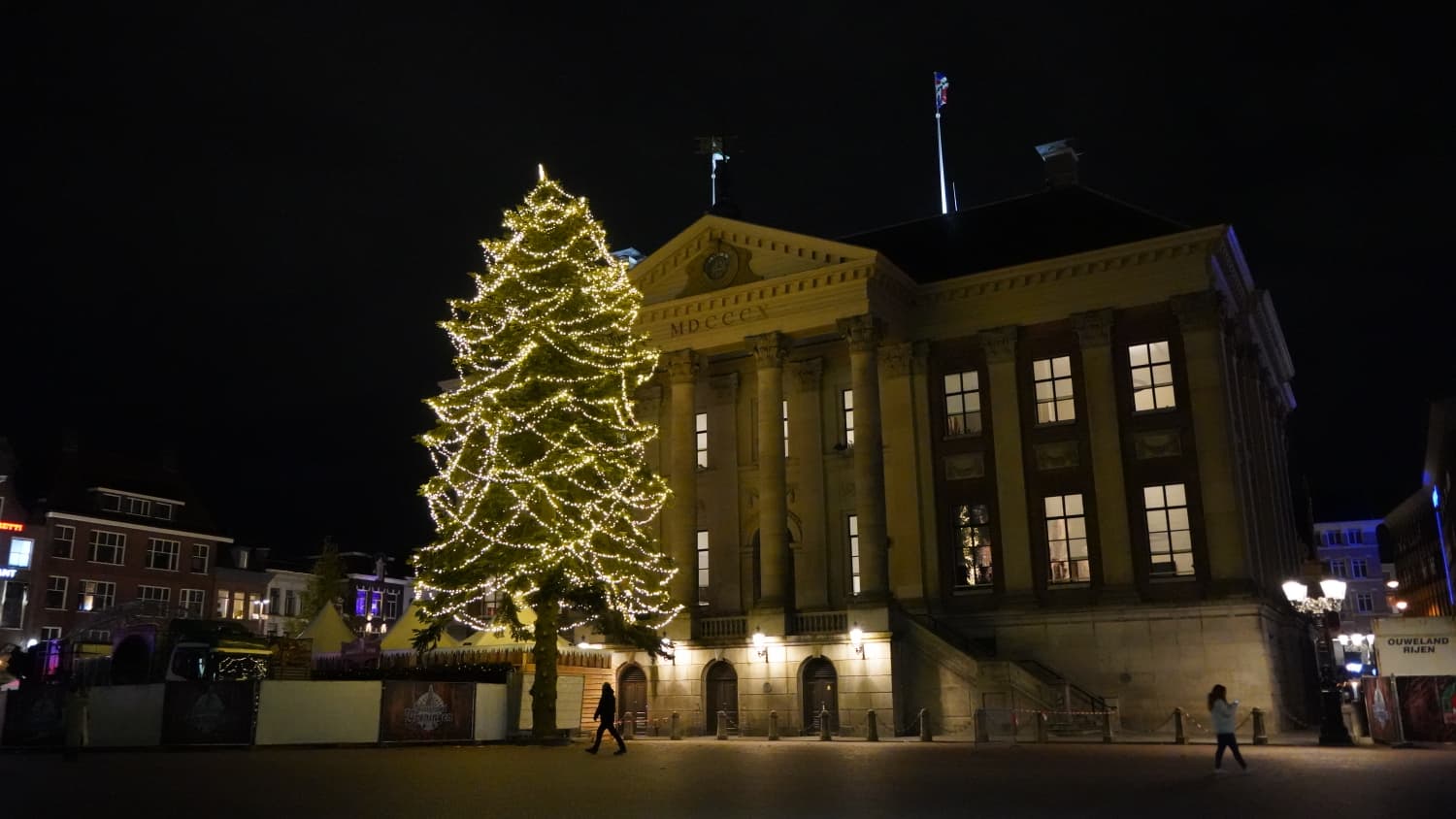 Opbouw kermisattracties Winterstad begonnen, lampjes kerstboom Grote Markt getest
