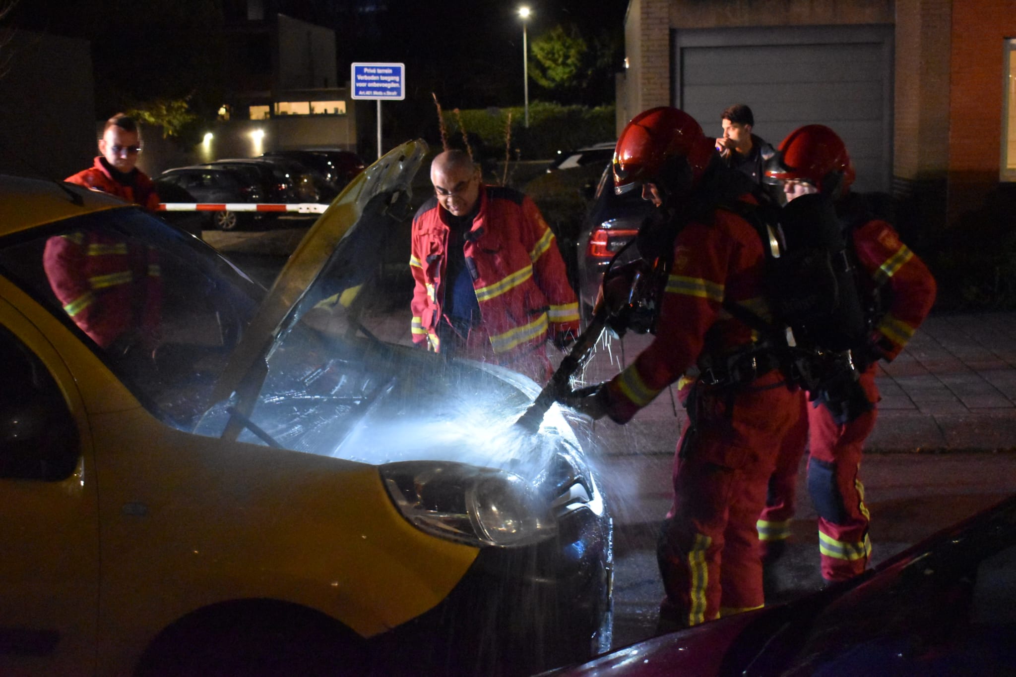 Auto beschadigd door brand in Hoornse Meer