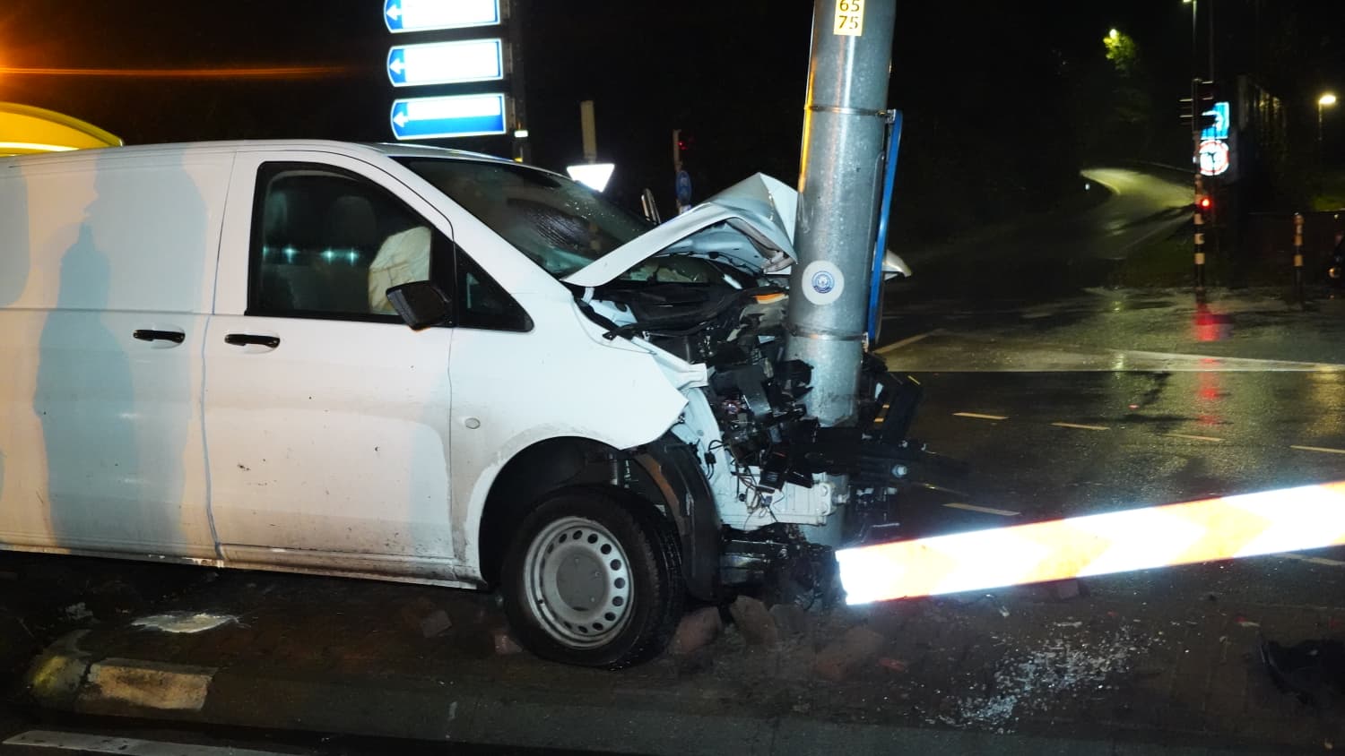 Bestuurder busje knalt op verkeersportaal N360