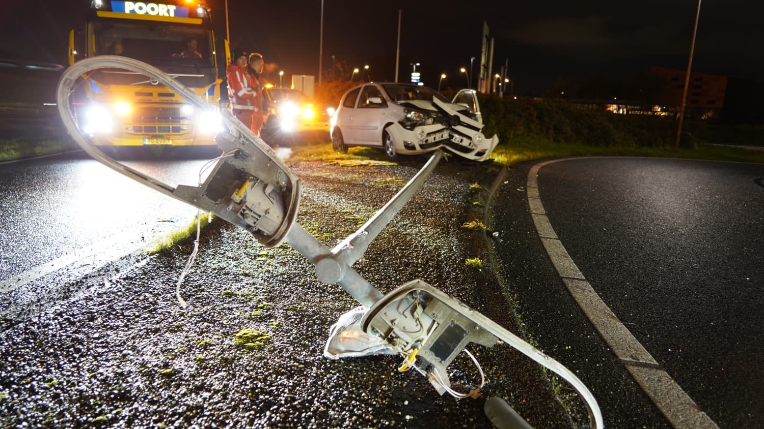 Auto knalt tegen lantaarnpaal op afrit N46