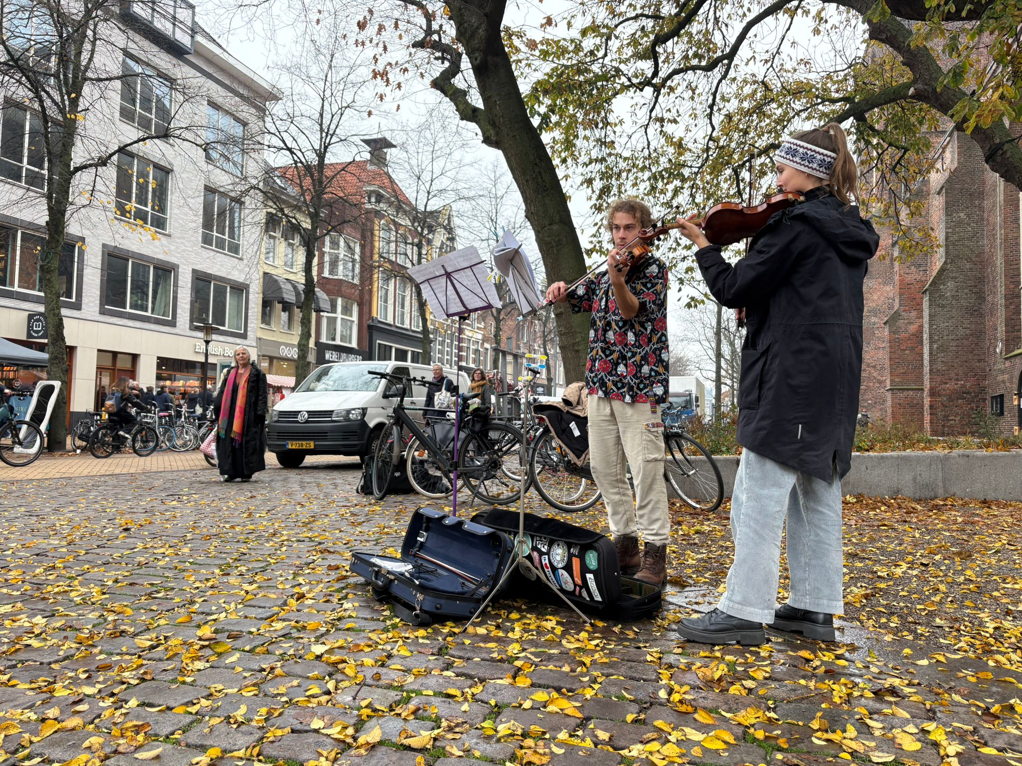 Bands en orkesten roepen op om regels voor straatmuziek in binnenstad te versoepelen: “Muziek zorgt 