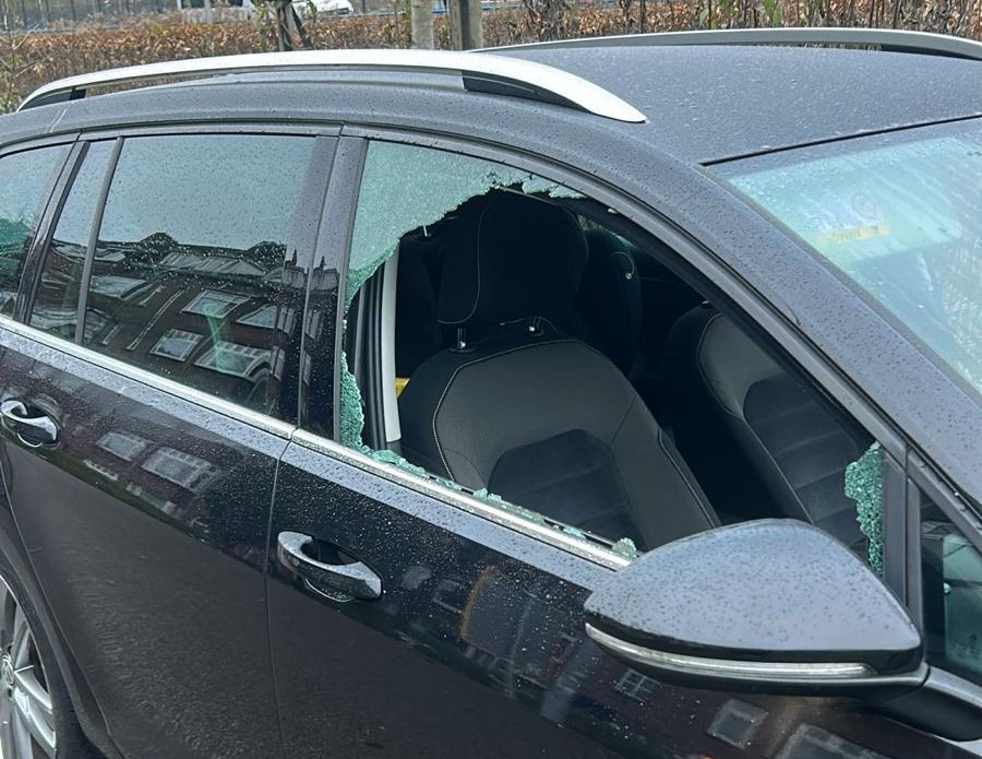 Ruiten van auto’s ingeslagen op Koeriersterweg