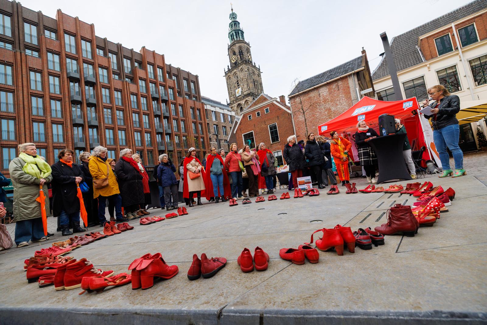 Slachtoffers femicide krijgen gezicht met 44 paar rode schoenen op Nieuwe Markt
