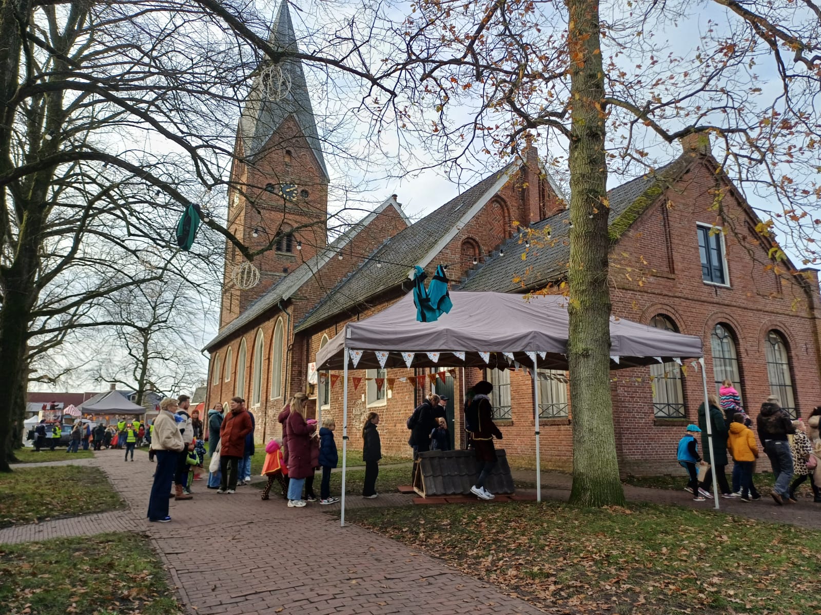 Kinderen ontmoeten Sinterklaas in Dorpskerk Haren: “Voor Sint Nicolaas is het thuiskomen” (foto’s)
