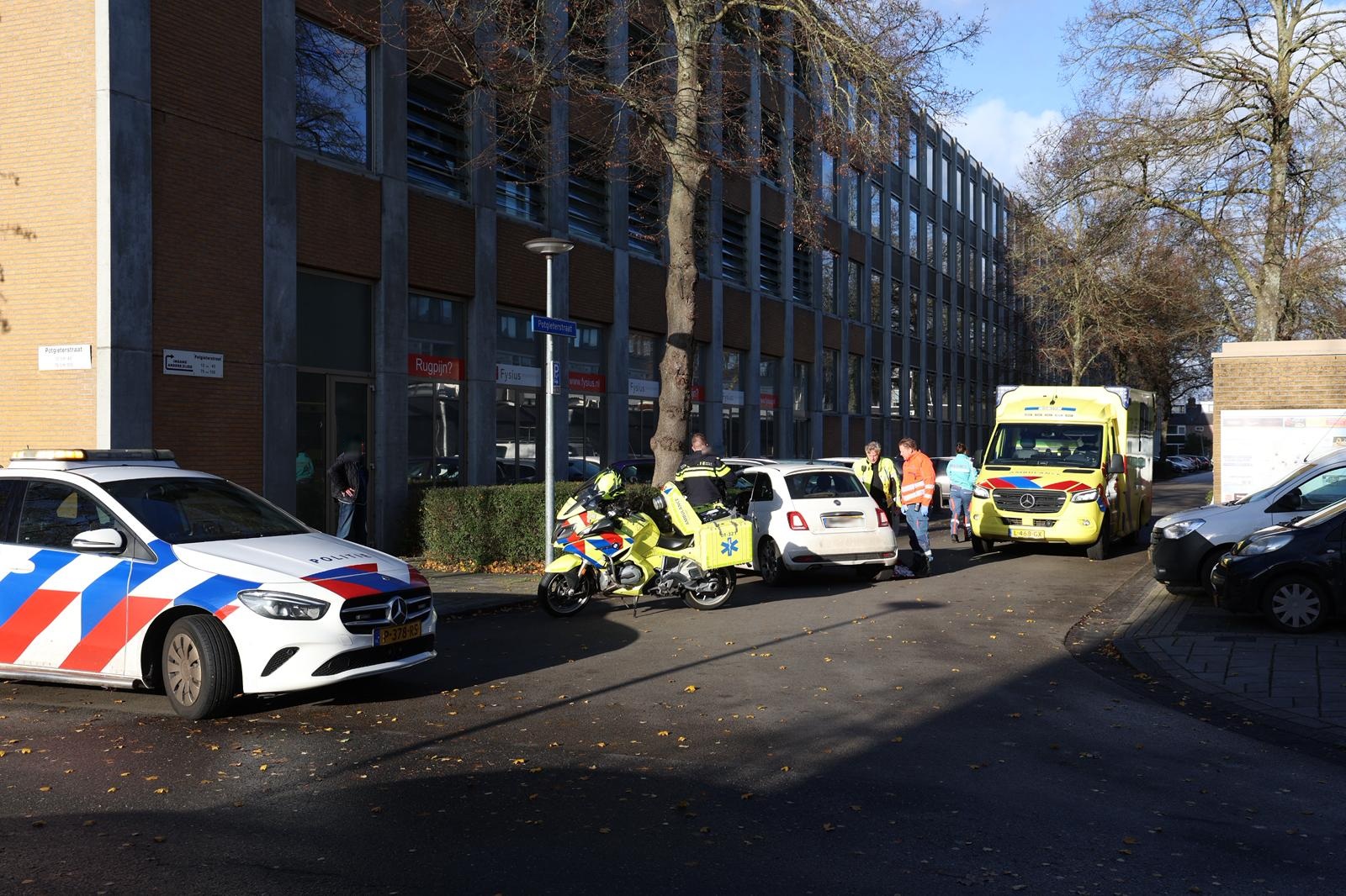 Automobilist botst tegen boom in Potgieterstraat