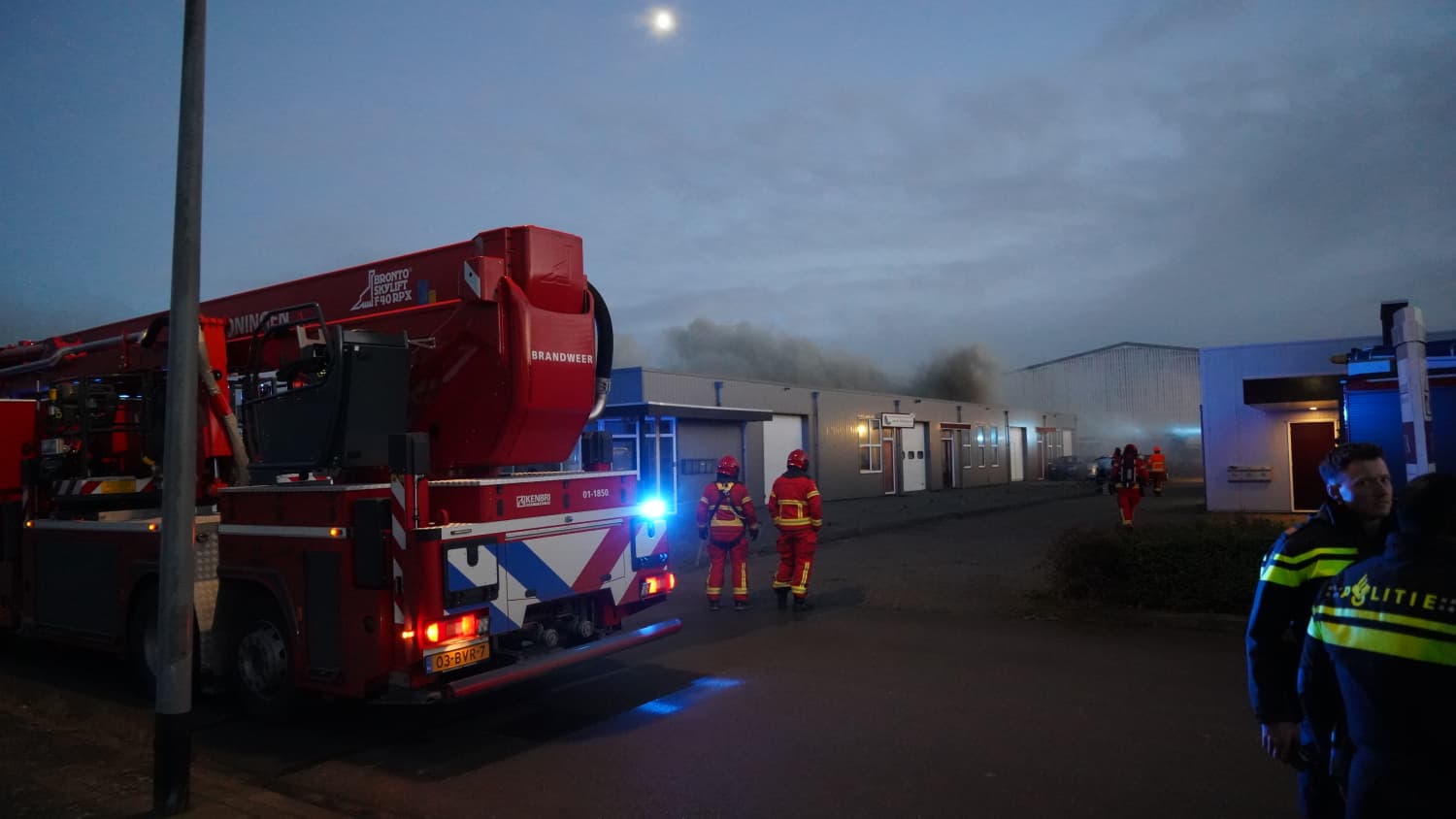 Uitslaande brand in bedrijfsverzamelgebouw Koldingweg: “Blijf uit de rook”