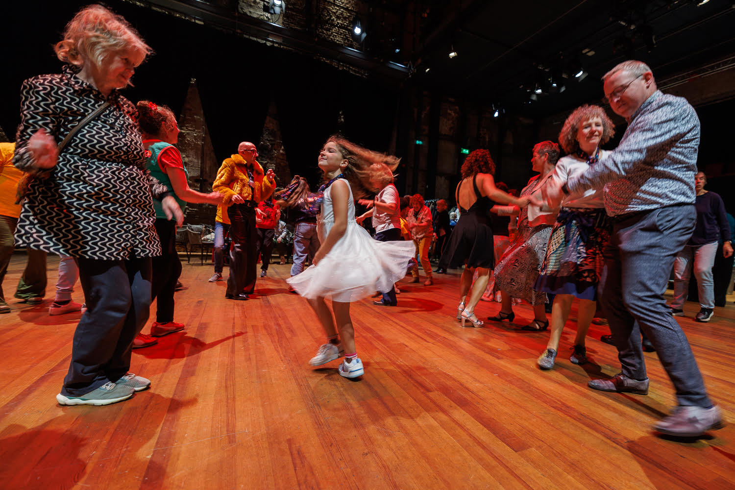 Oud en jong dansen samen in Grand Theatre