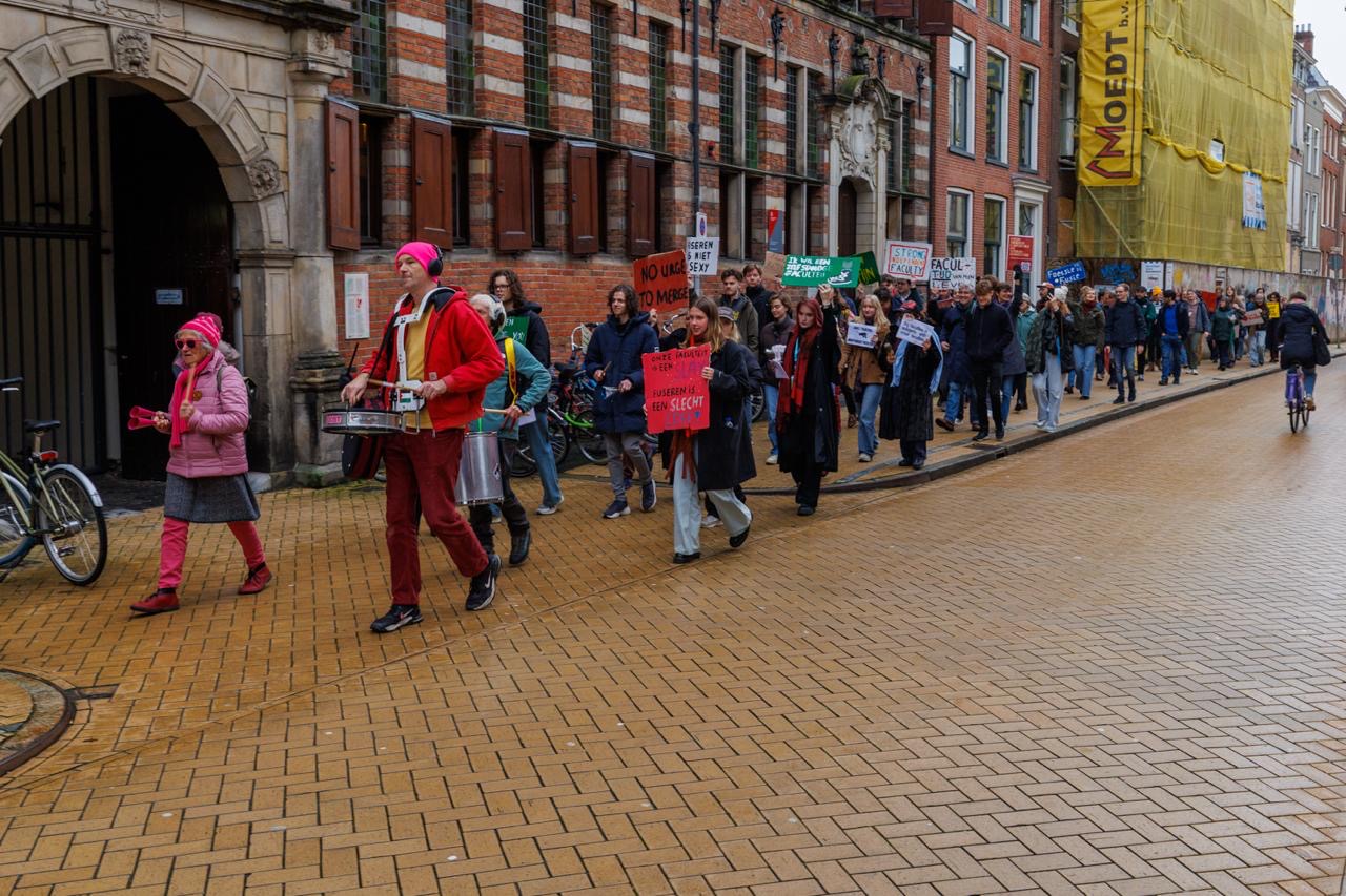 Studenten vieren ‘Kleinere Faculteiten’ uit zorgen over fusieplannen RUG