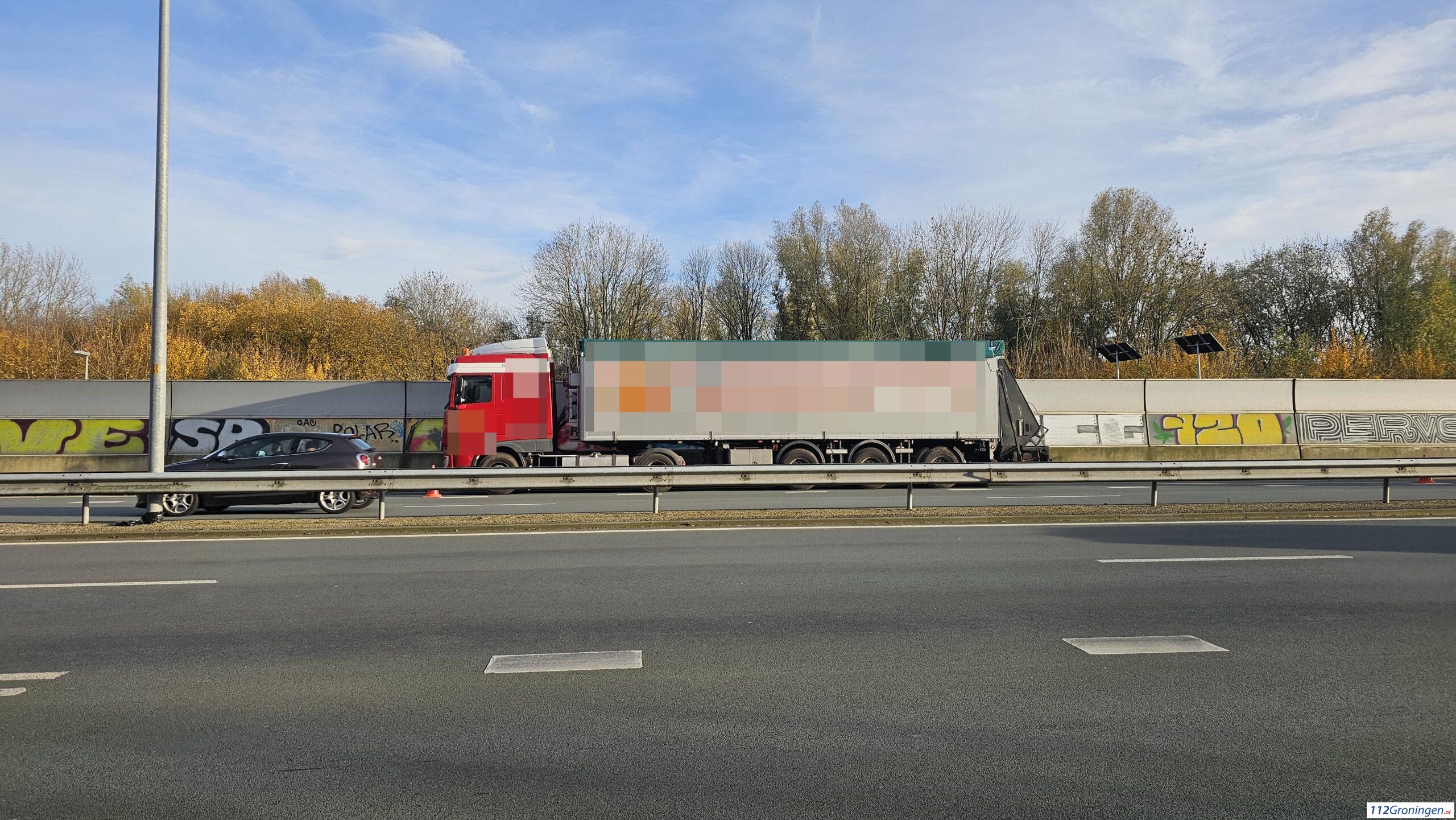 Vrachtwagen en auto botsen op elkaar