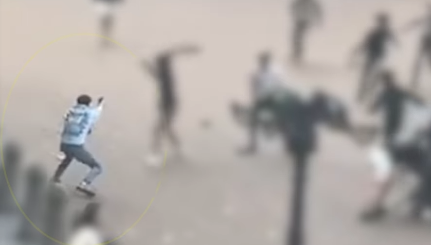 Wie is deze man die afgelopen zomer een vuurwapen doorlaadde, vlak voor het Stadhuis?