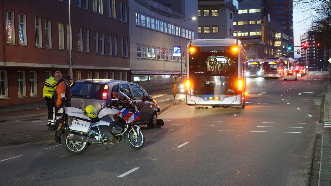 Auto zwaar beschadigd na botsing met lijnbus nabij station Groningen