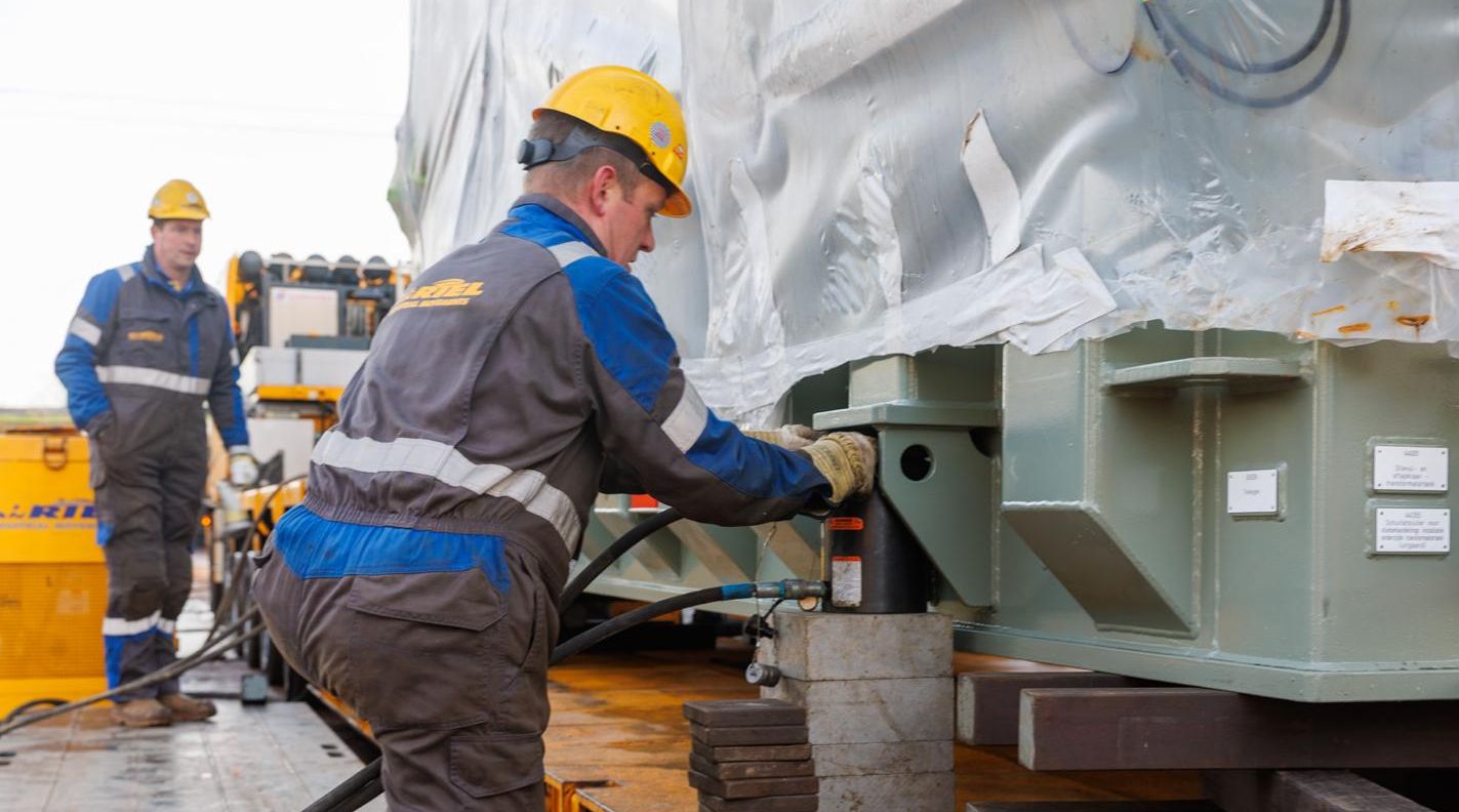 Nieuwe transformatoren komen aan bij verdeelstation Hunze in Groningen