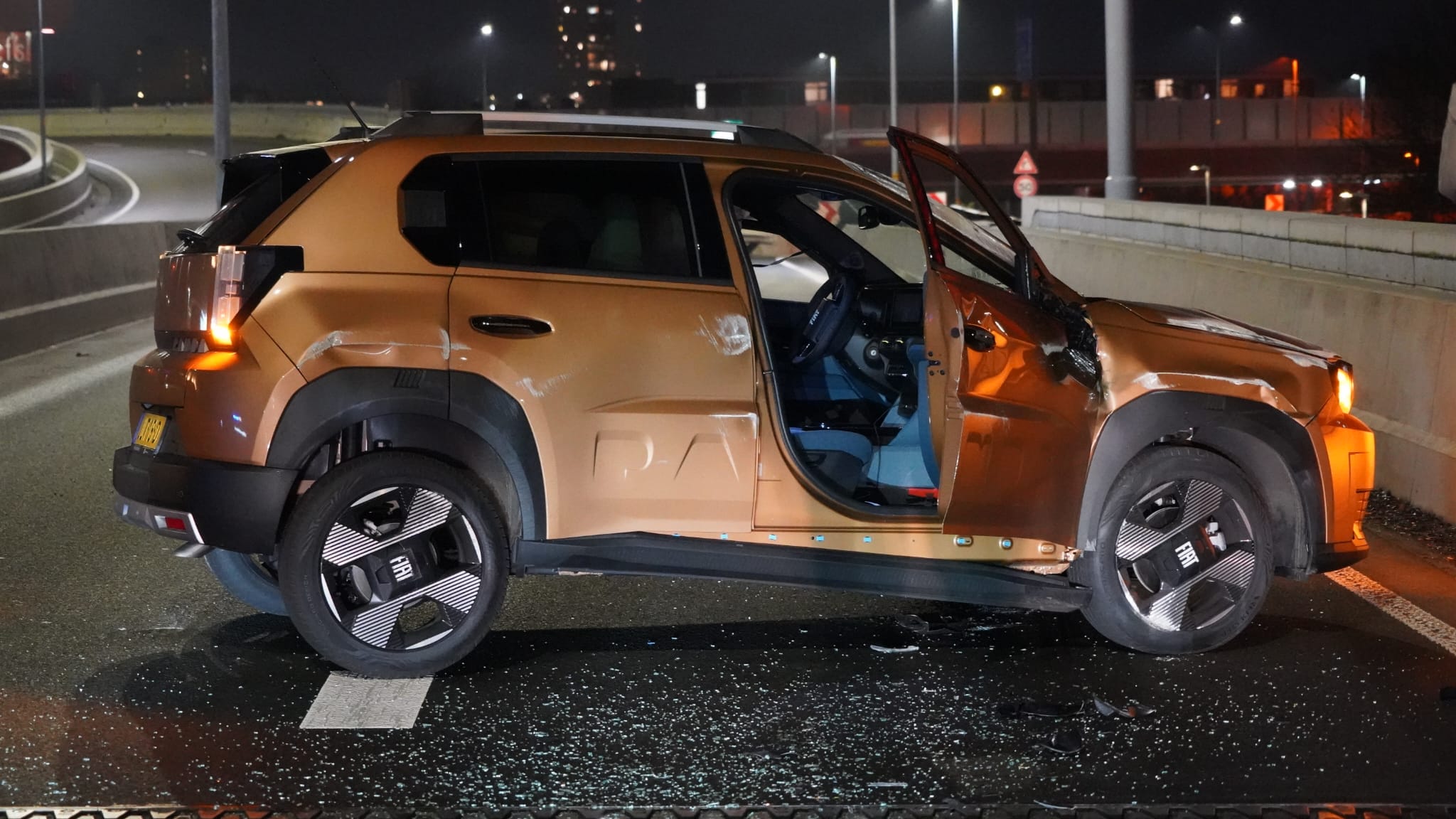 Auto rolt over de kop bij aanrijding op N370