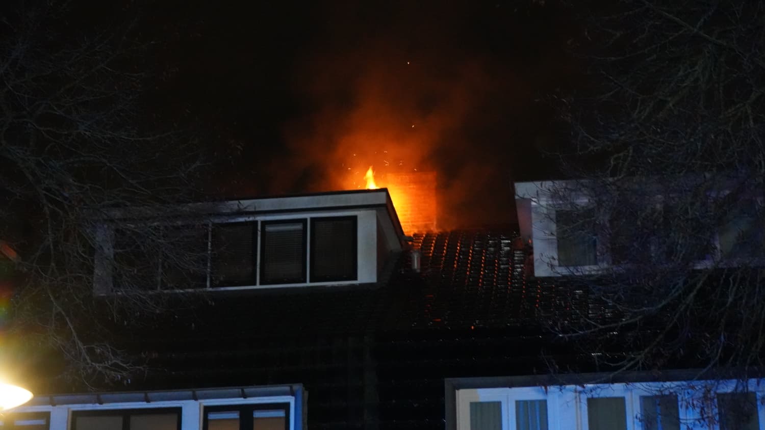 Forse dakbrand aan De Sitterstraat in Helpman