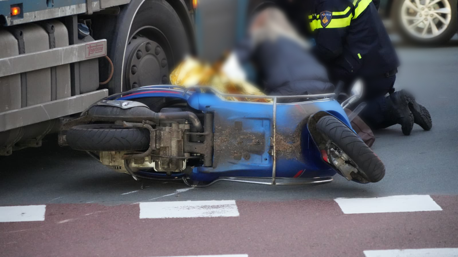 Scooterbestuurder gewond door botsing met vrachtwagen