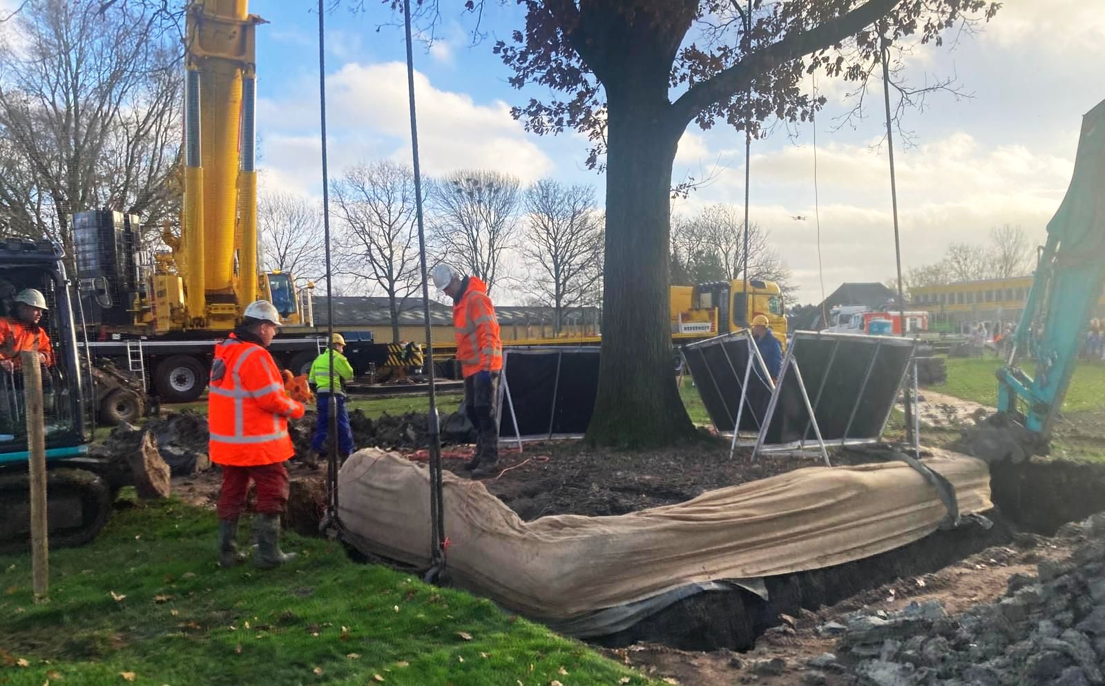 Bouw Huis van Ten Post begonnen met verplaatsing twee grote eiken