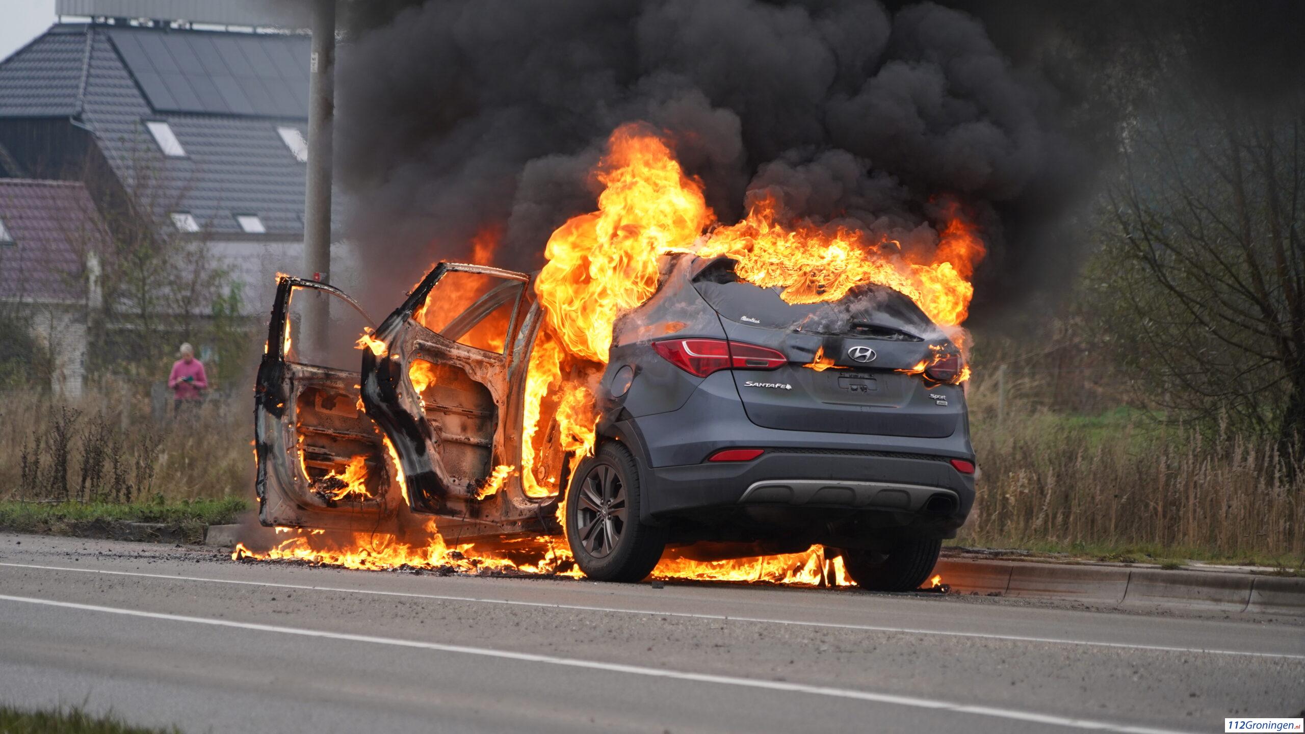Auto uitgebrand aan Hoendiep