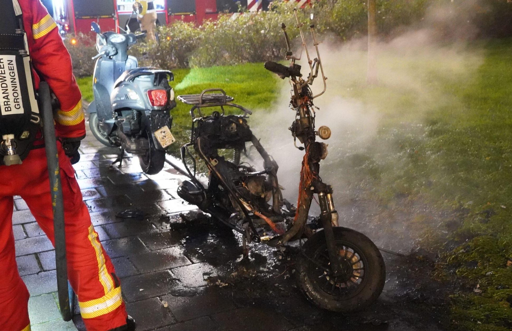 Scooter brandt volledig uit in Oosterparkwijk
