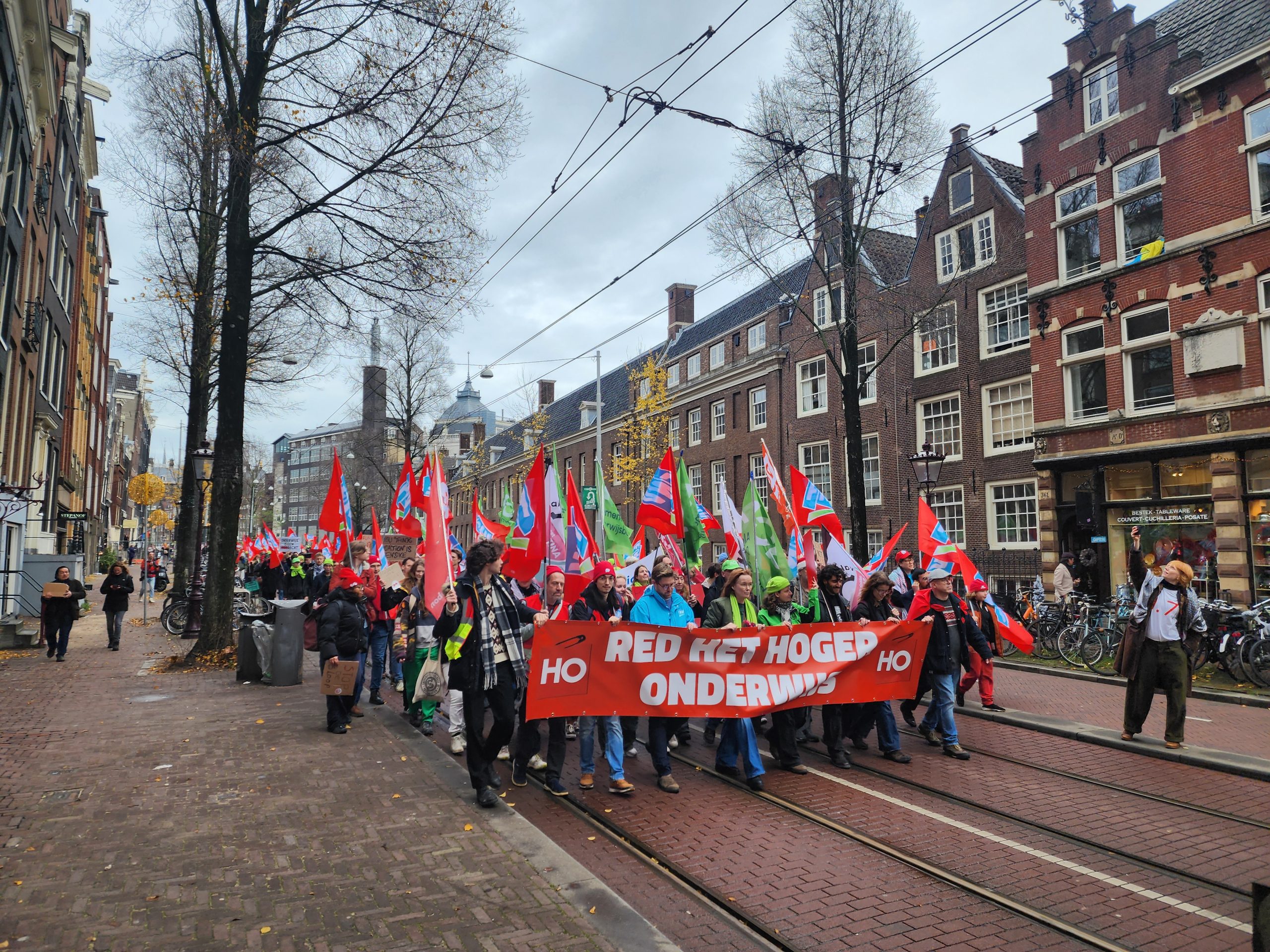 Demonstratie in Amsterdam tegen onderwijsbezuinigingen trok veel Groningers