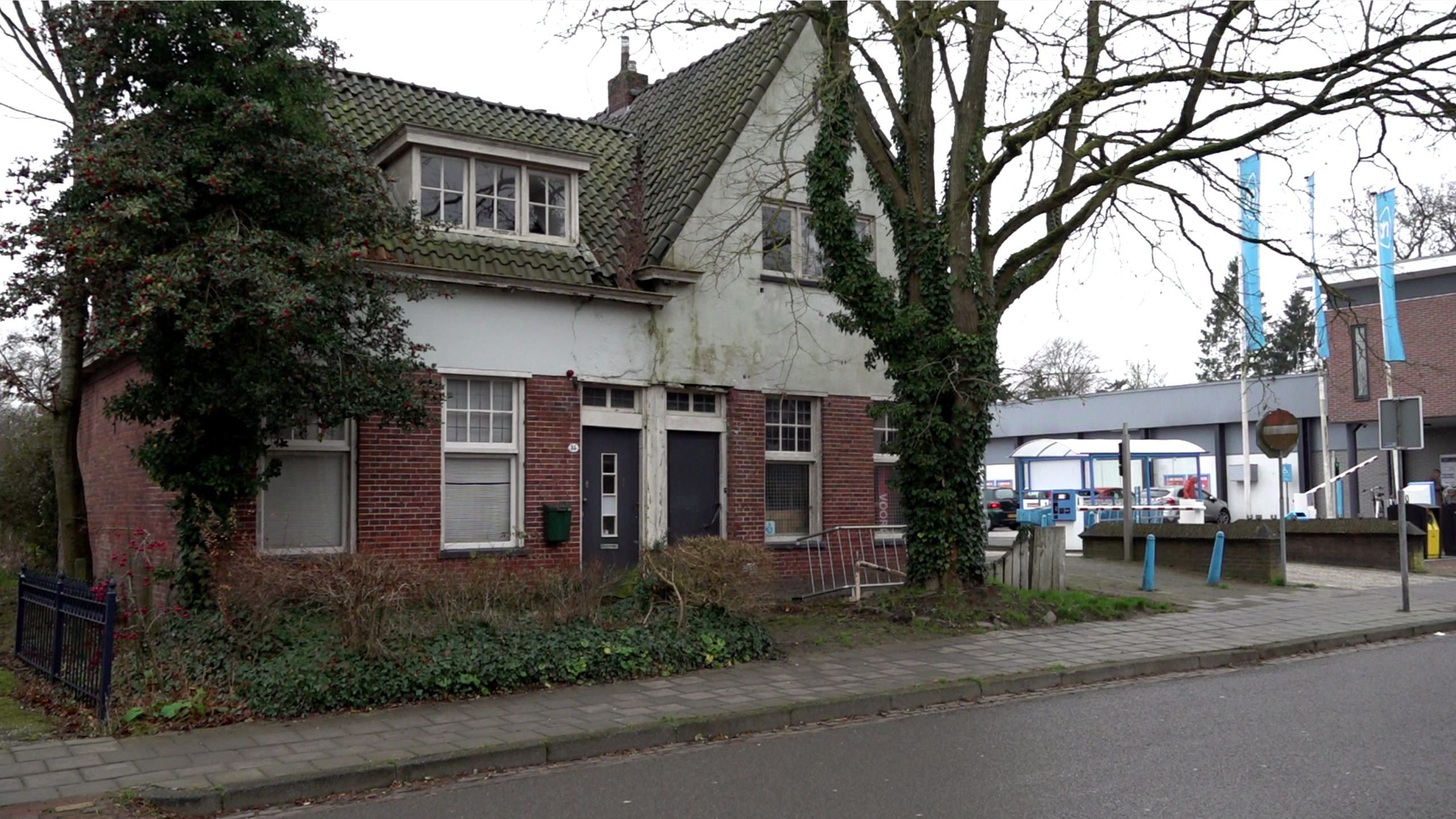 Ahold laat twee huizen in Haren al tientallen jaren lang verkrotten
