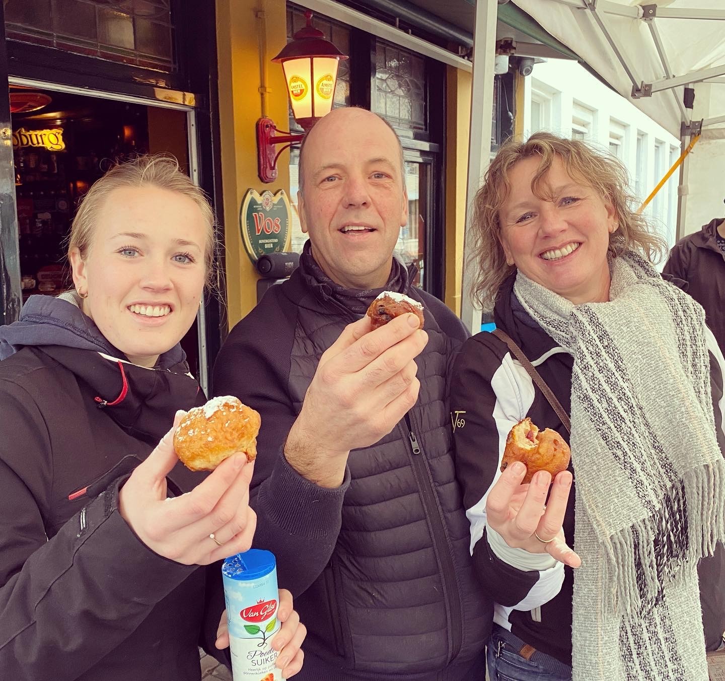 Bij Café de Klikspaan worden dinsdag weer oliebollen gebakken voor het goede doel