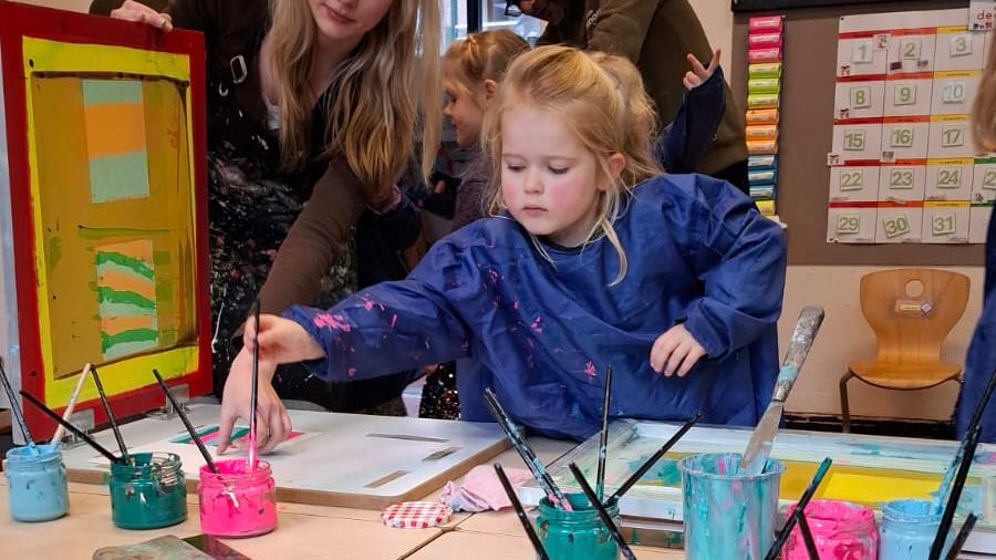 Leerlingen Sint Michaëlschool maken kerstkaarten van oud papier