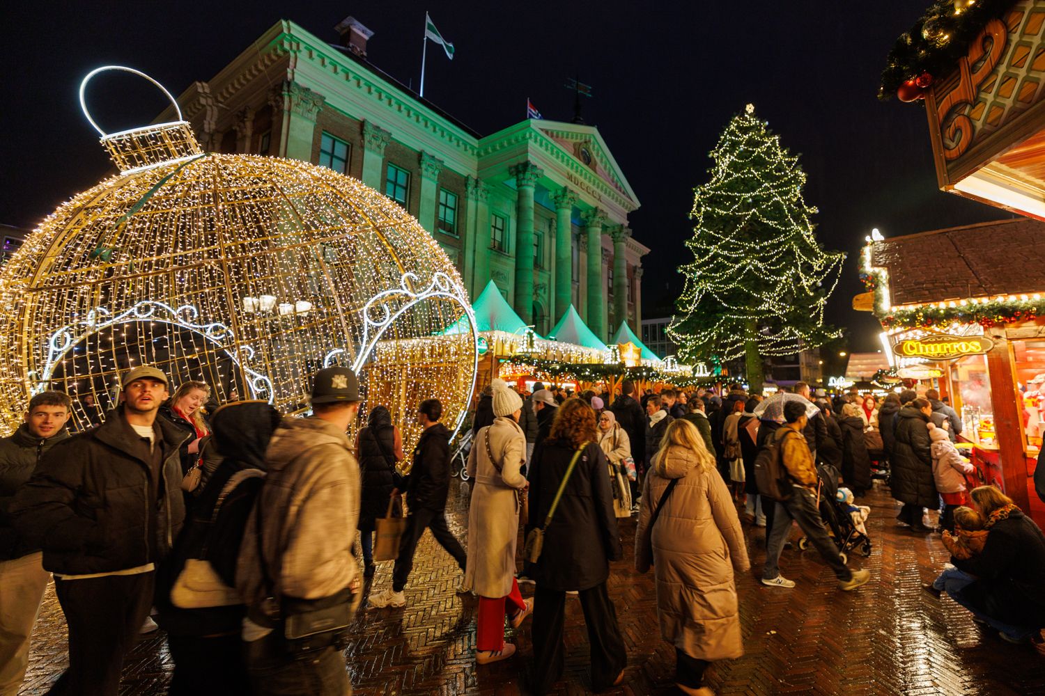 Verlichting kerstboom Grote Markt ontstoken