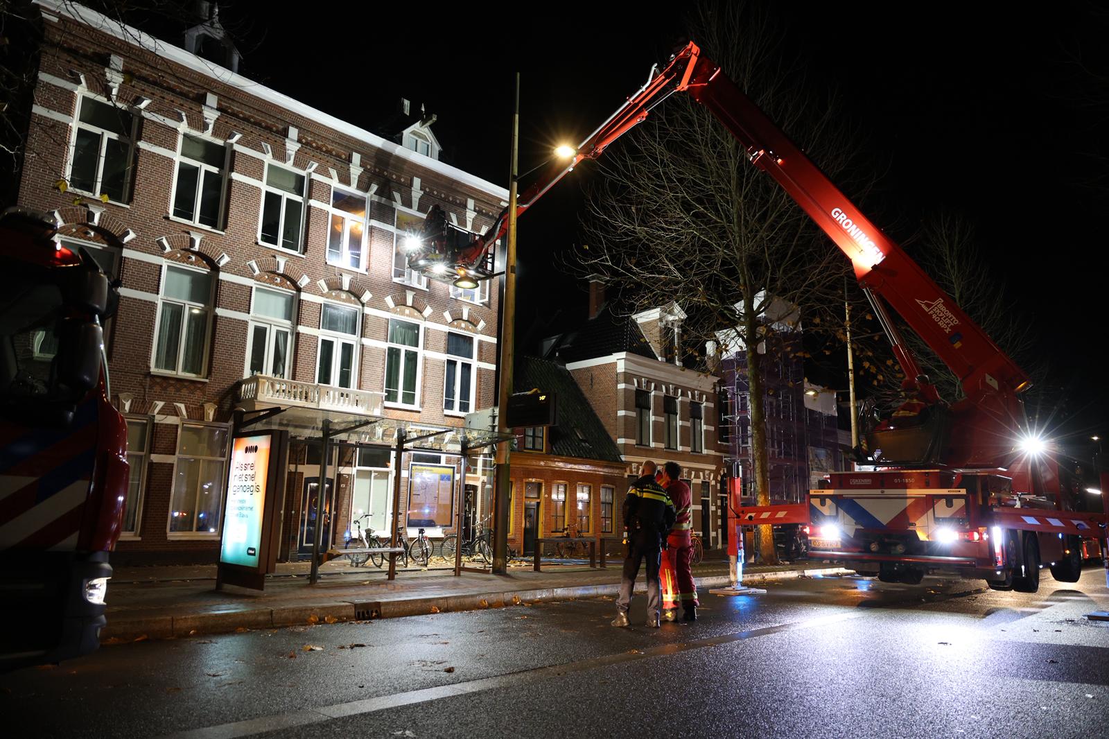 Brand in studentenhuis Hoendiepskade, twee personen uit woning gehaald