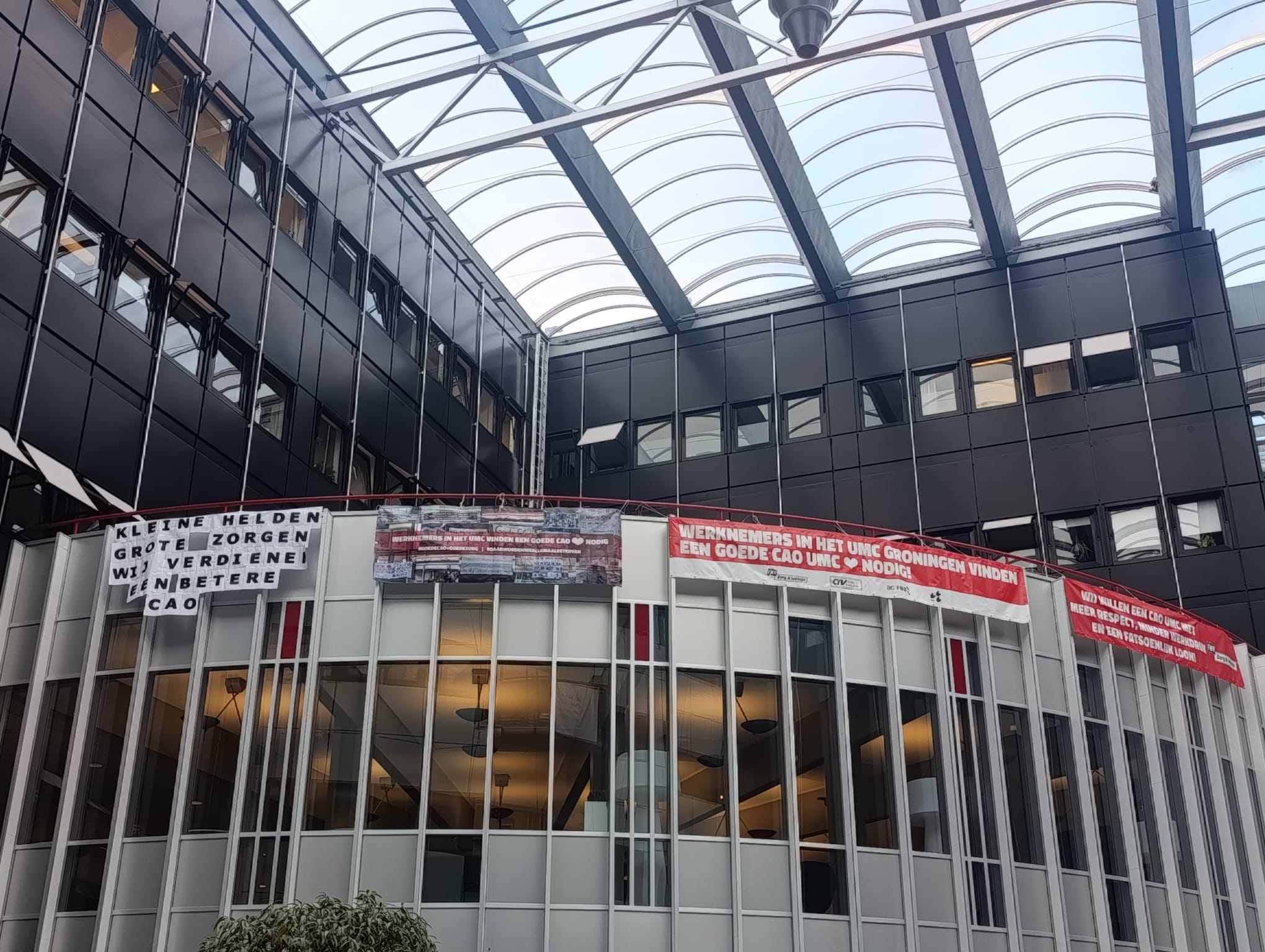 Tientallen spandoeken in UMCG tegen nieuw cao-bod