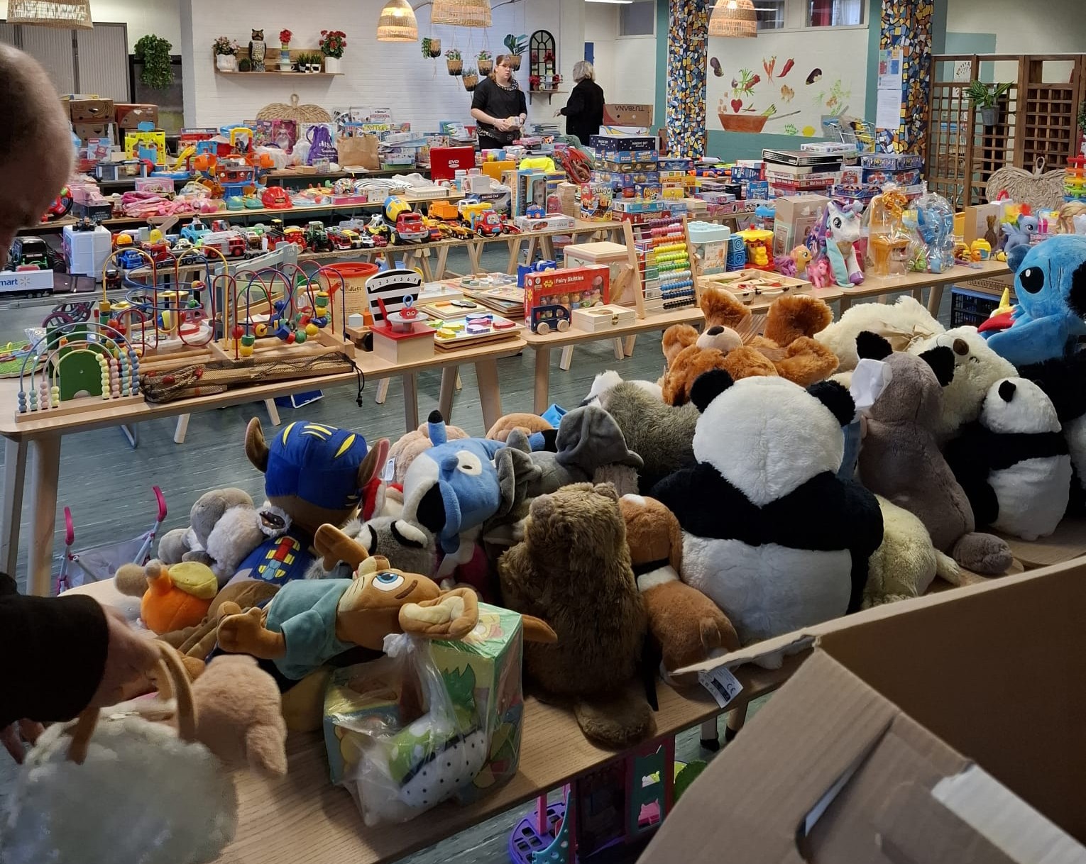 Gea’s Weggeefwinkel trakteert kinderen op cadeaus: “De blijdschap, dat is zo prachtig”