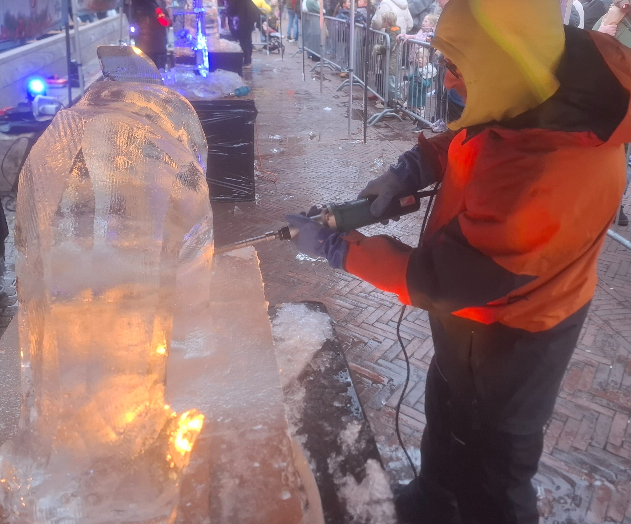Maken ijssculpturen op Grote Markt trekt veel belangstelling: “Het was een gekkenhuis”