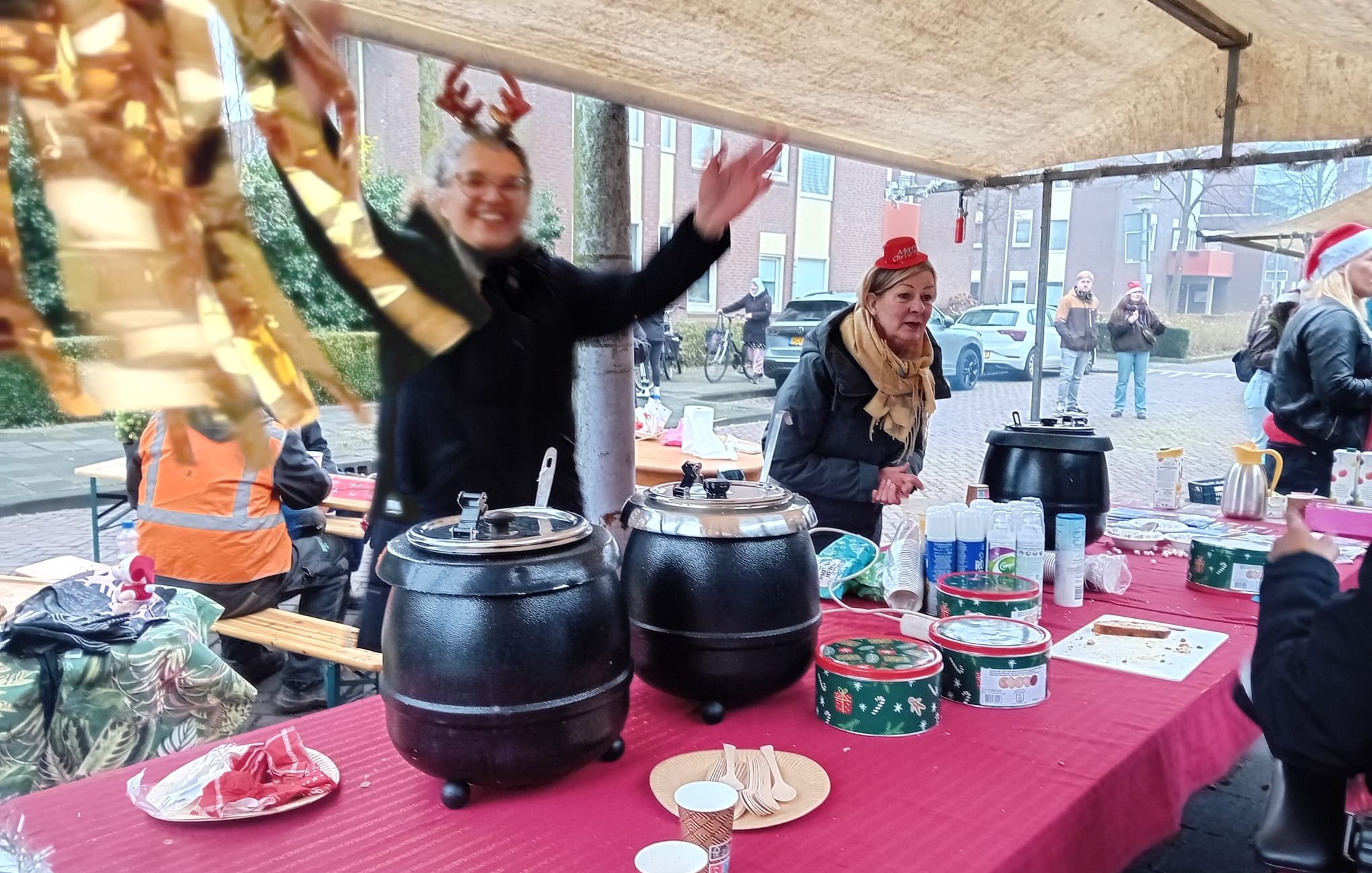 Veel animo voor uitdeelactie ‘kerstpakketten’ in De Hoogte