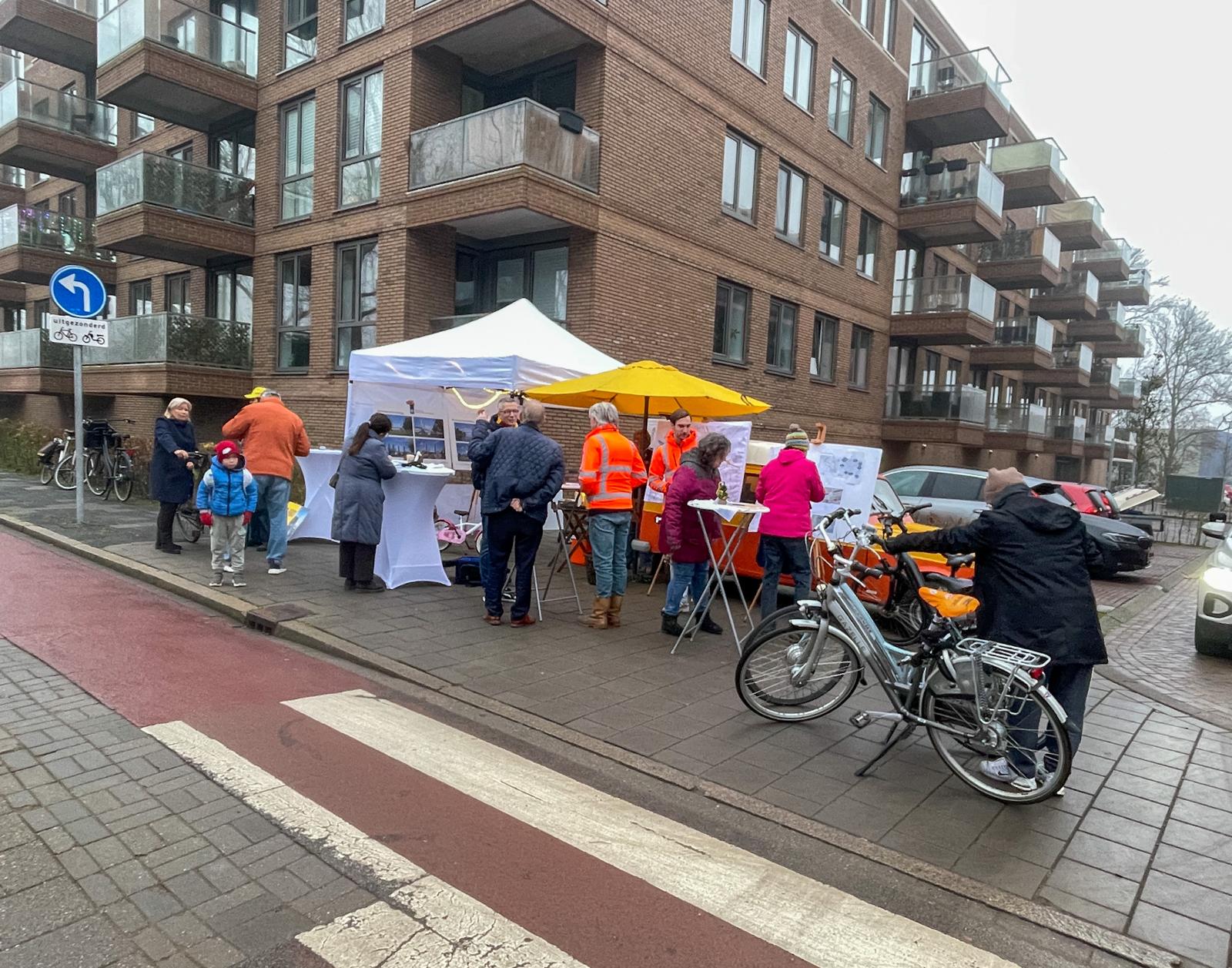 Rijkswaterstaat praat met voorbijgangers over omleidingsroutes Gerrit Krolbrug