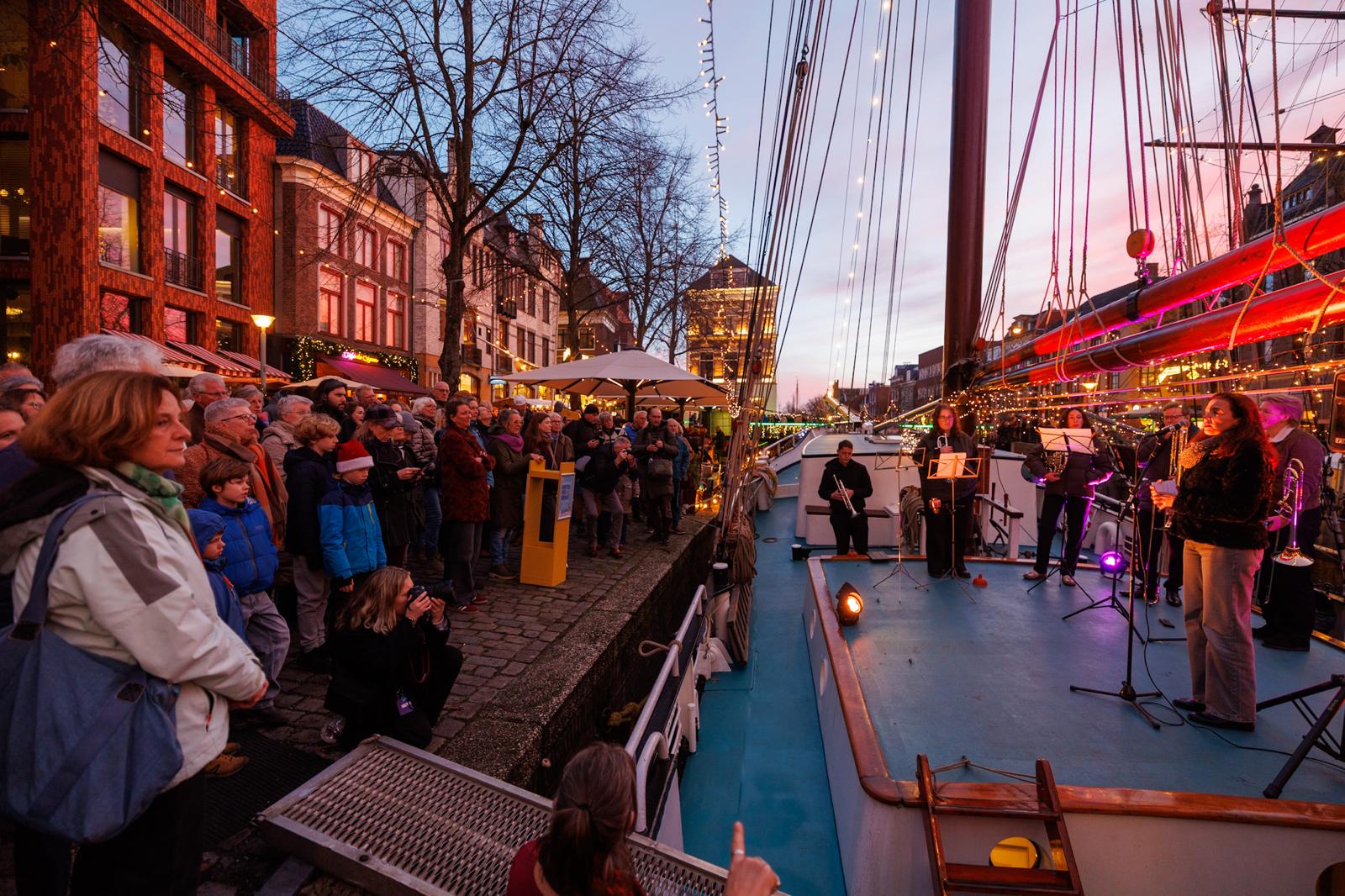 Schepen, lampjes, markt, muziek en kunst: achttiende editie WinterWelVaart van start