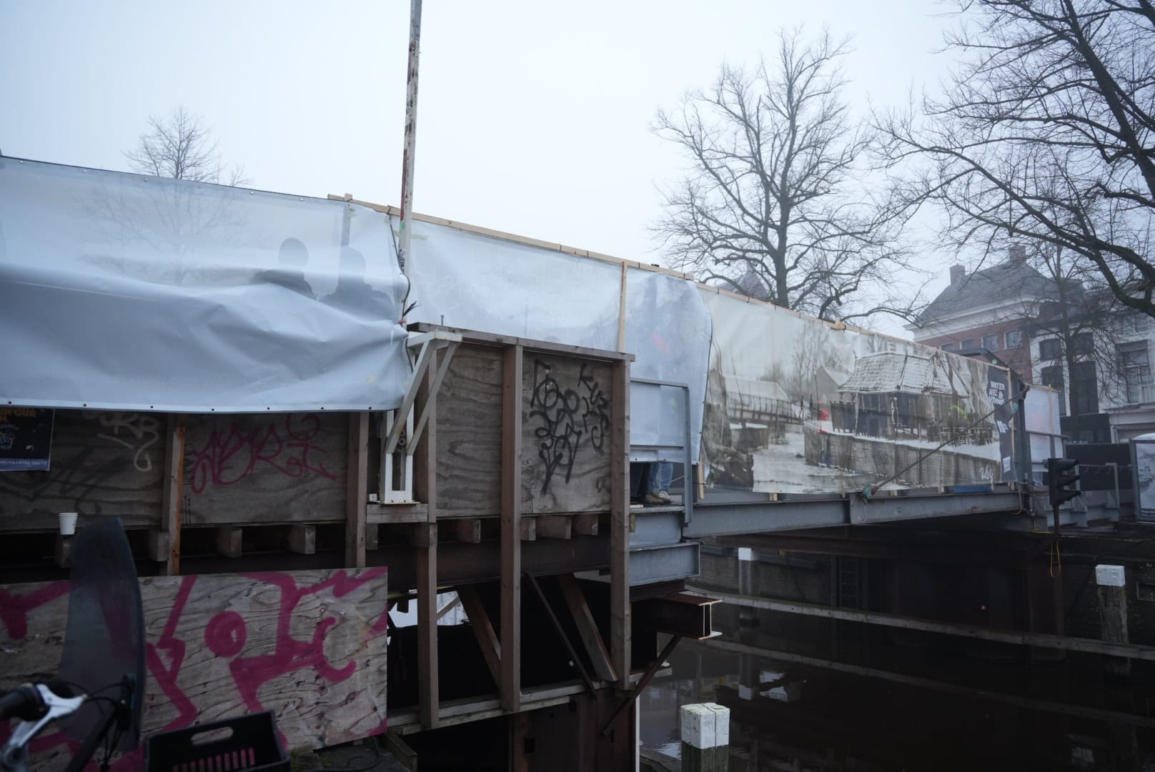 ‘Fotograafwerende’ schermen geplaatst op tijdelijke Visserbrug